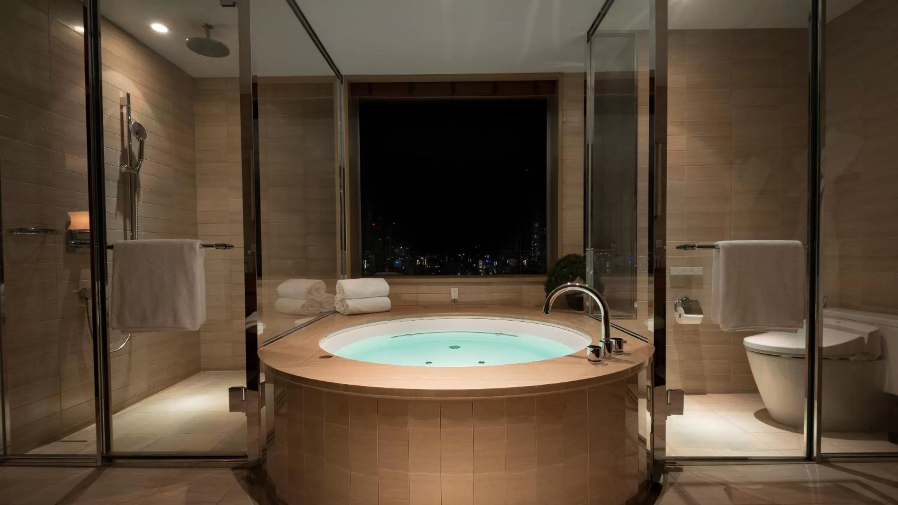 Hot Tub in Oriental Hotel