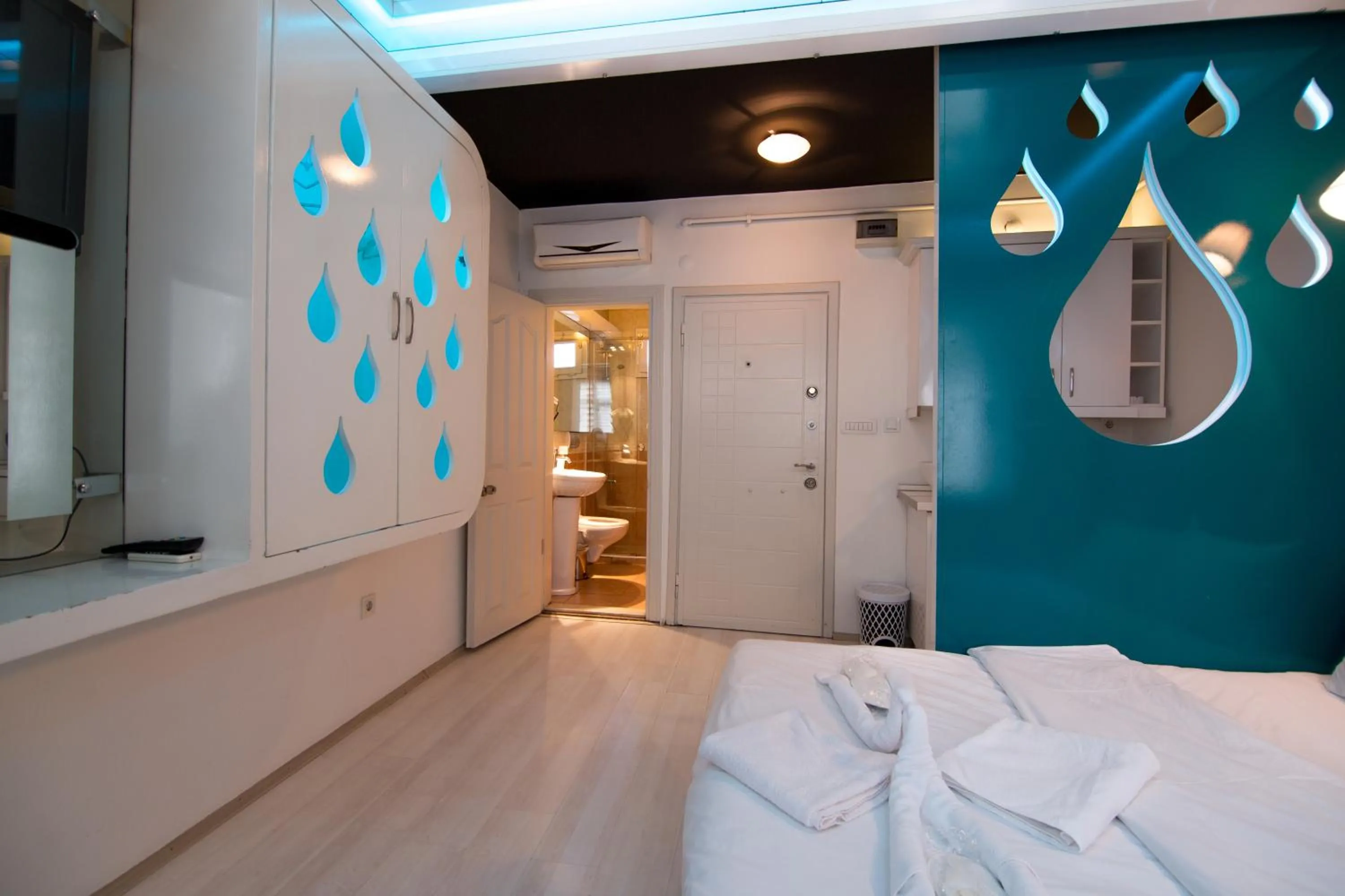 Photo of the whole room, Bed in Element Suites