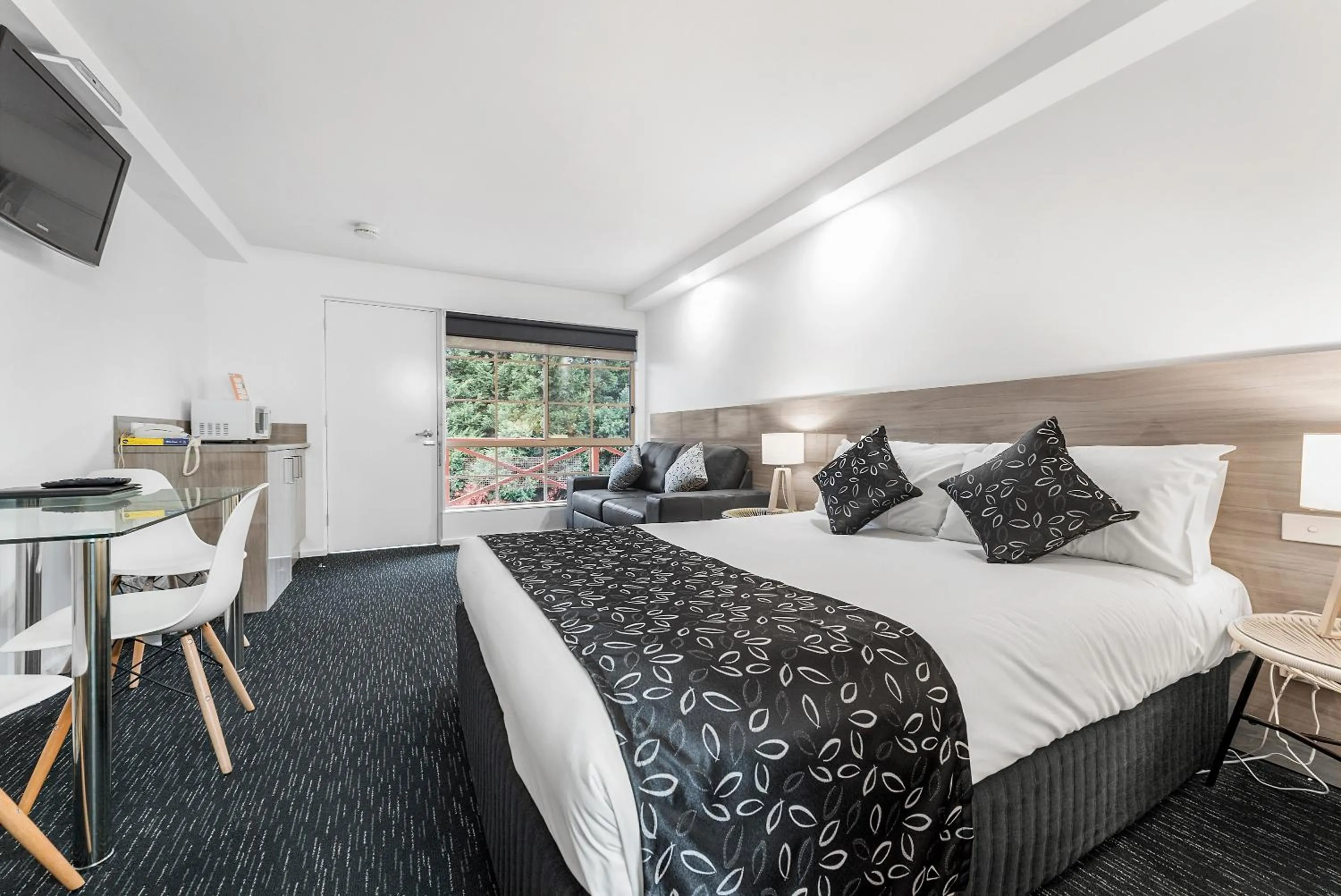 Photo of the whole room, Bed in Bay City (Geelong) Motel