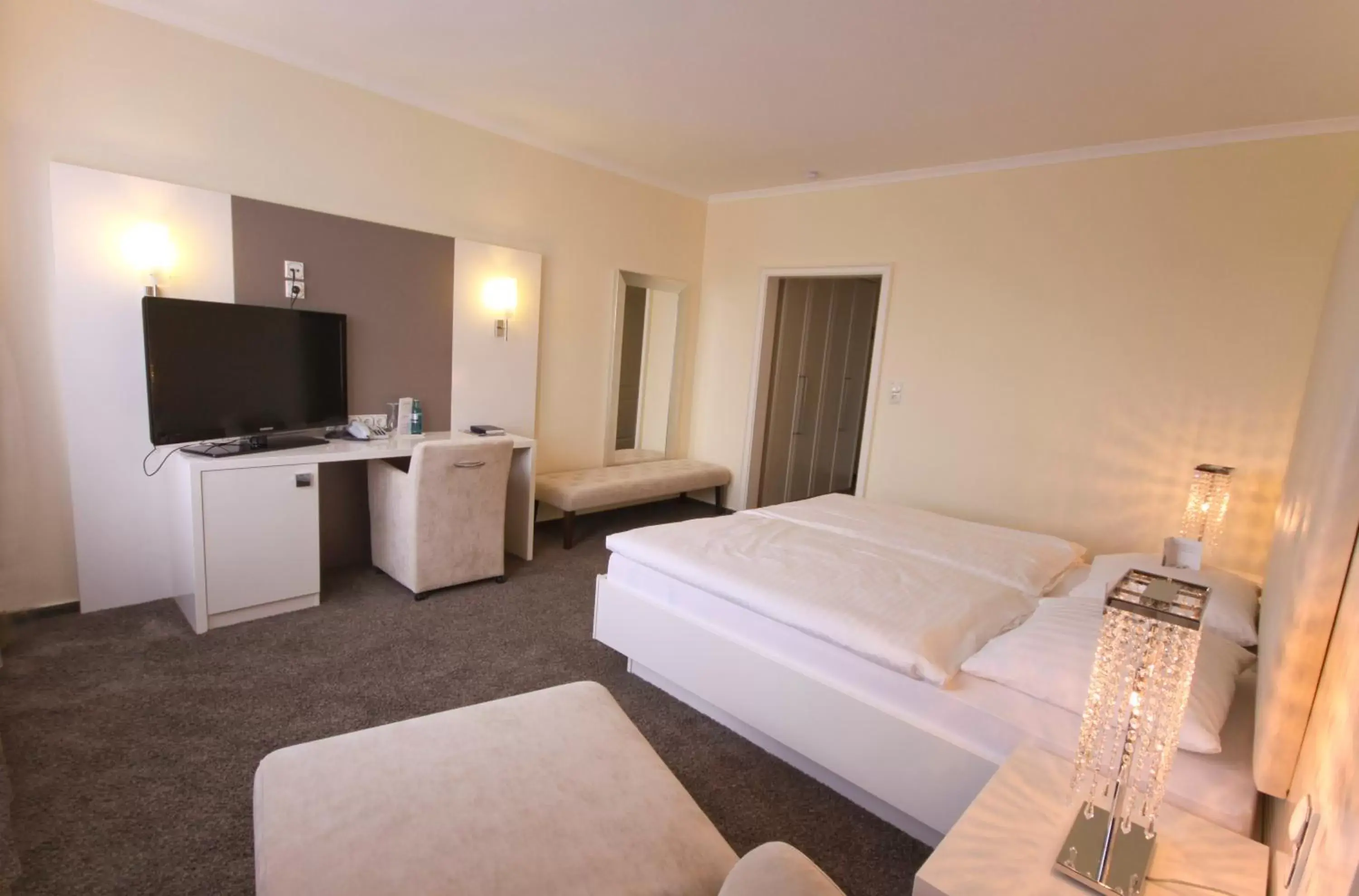 Comfort Double Room - single occupancy in Hotel-Restaurant Zur Krone Comfort Double Room - single occupancy in Hotel-Restaurant Zur Krone