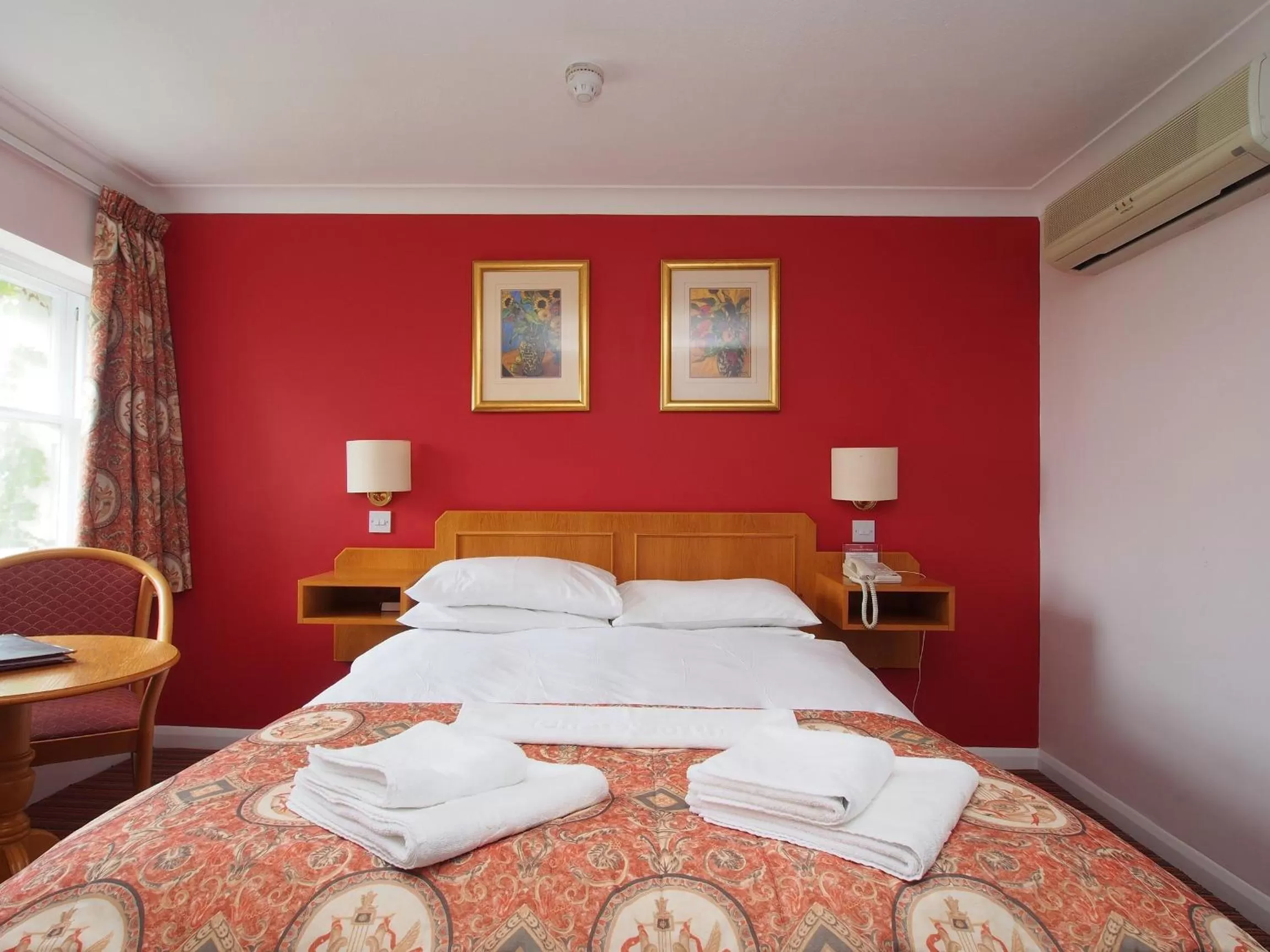 Garden view, Bed in The Chatsworth Hotel