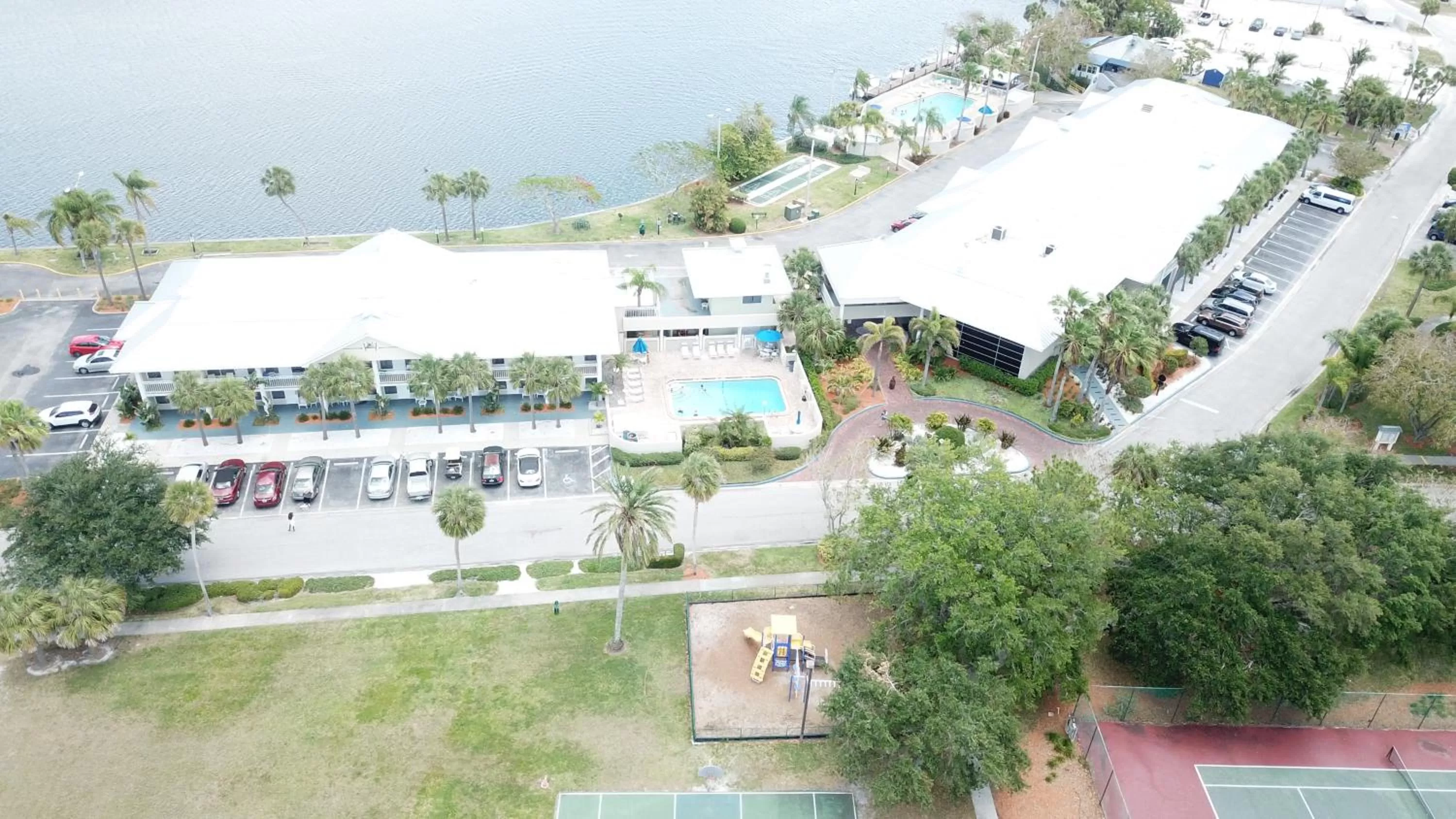 Property building in TAMPA BAY, BEACH step away, WIFI, FREE PARKING,POOLS, JACUZZI