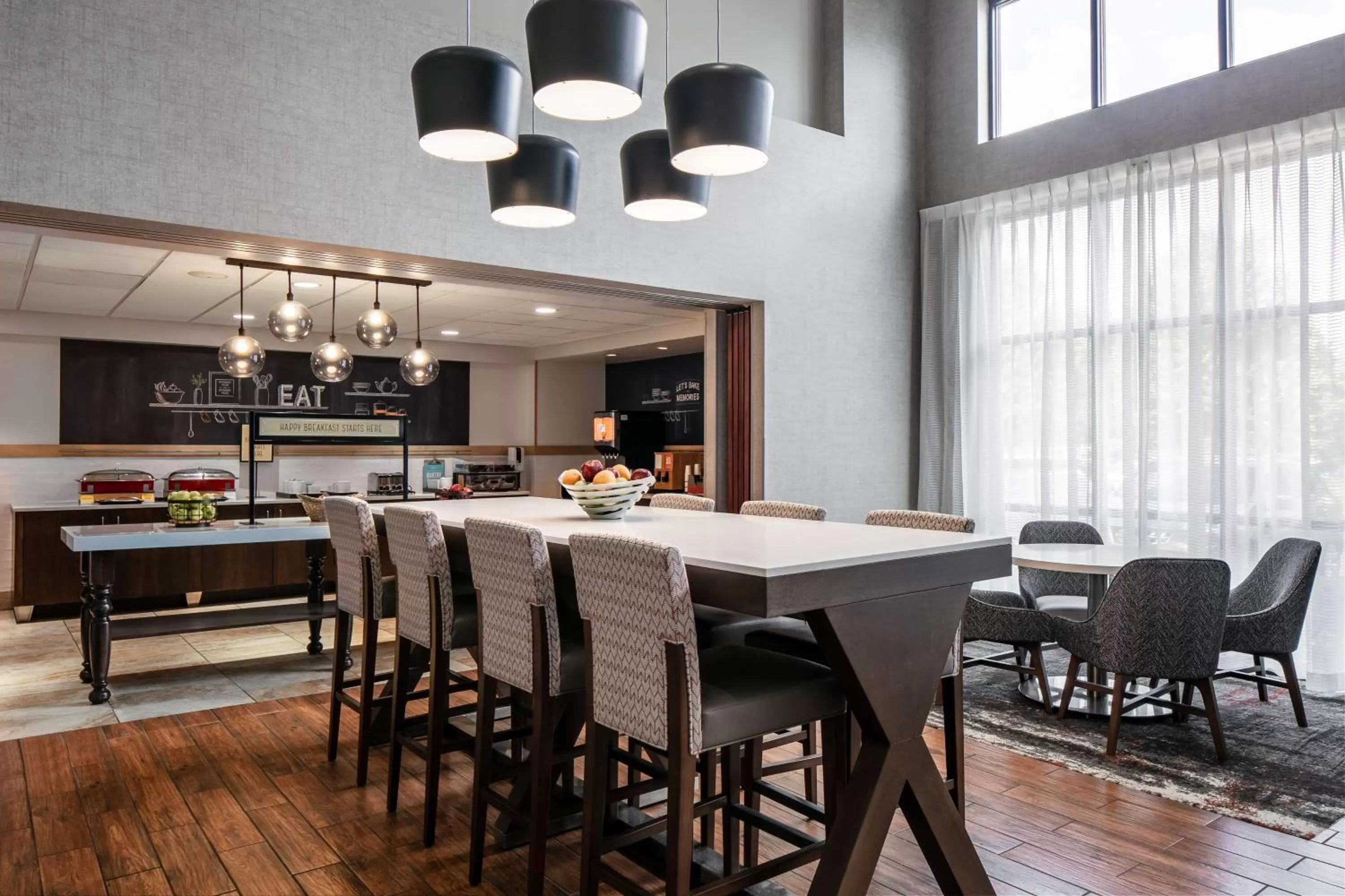 Breakfast in Hampton Inn & Suites West Bend