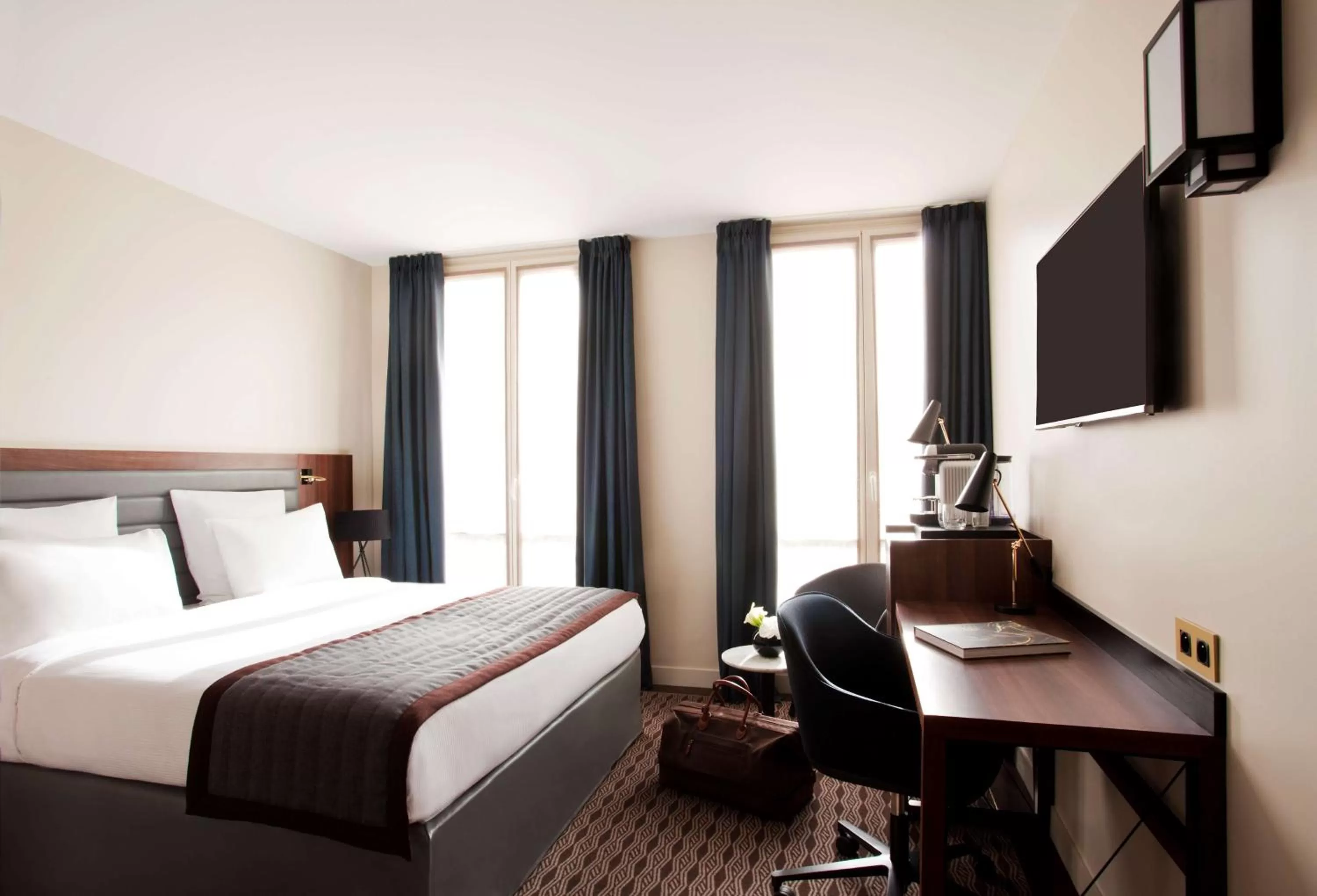 Photo of the whole room, Bed in Hôtel Mayflower Opera