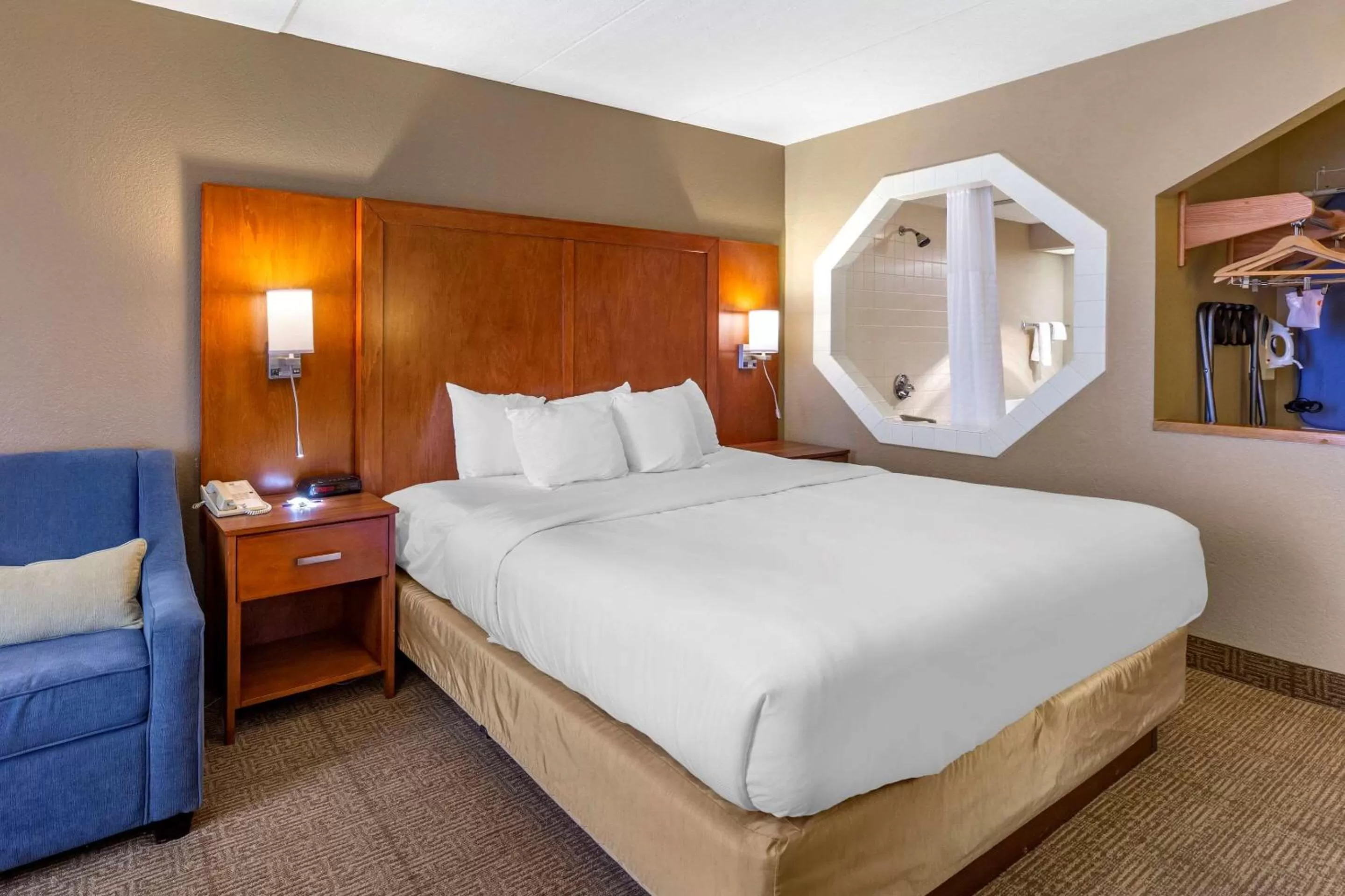 Photo of the whole room, Bed in Comfort Inn Alliance