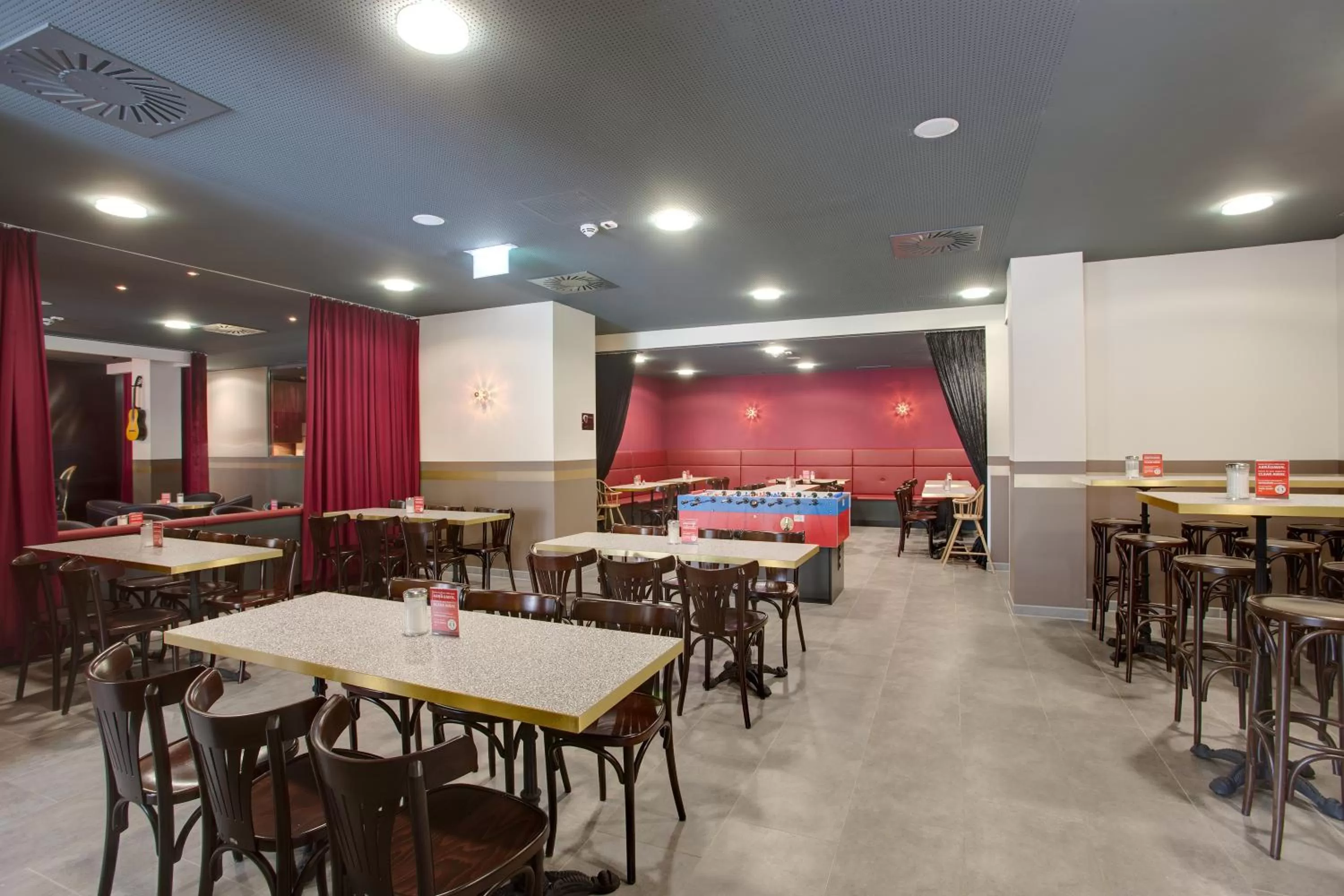 Lounge or bar in MEININGER Hotel Salzburg City Center