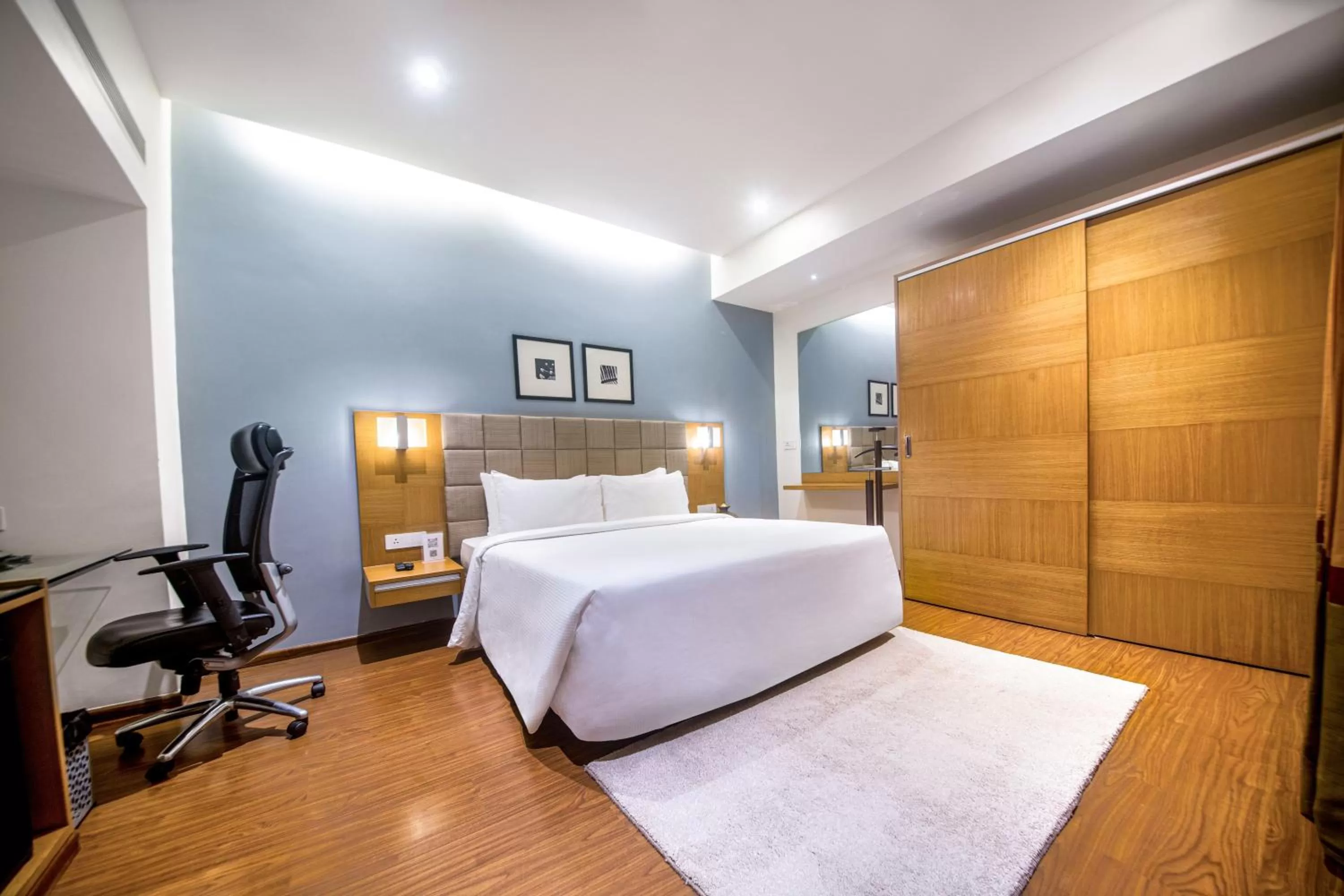 wardrobe, Bed in Marigold Hotel