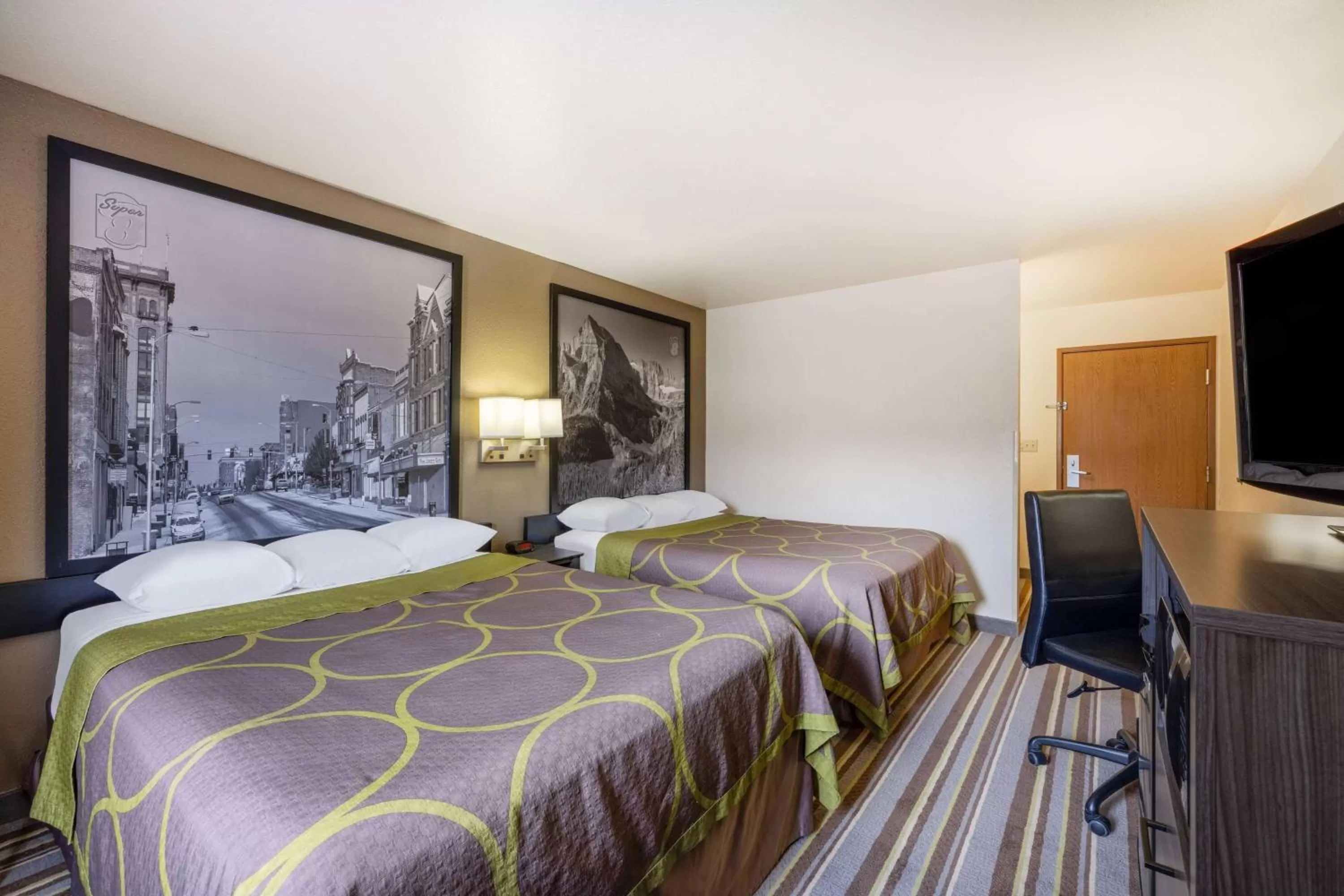 Photo of the whole room, Bed in Super 8 by Wyndham Butte MT