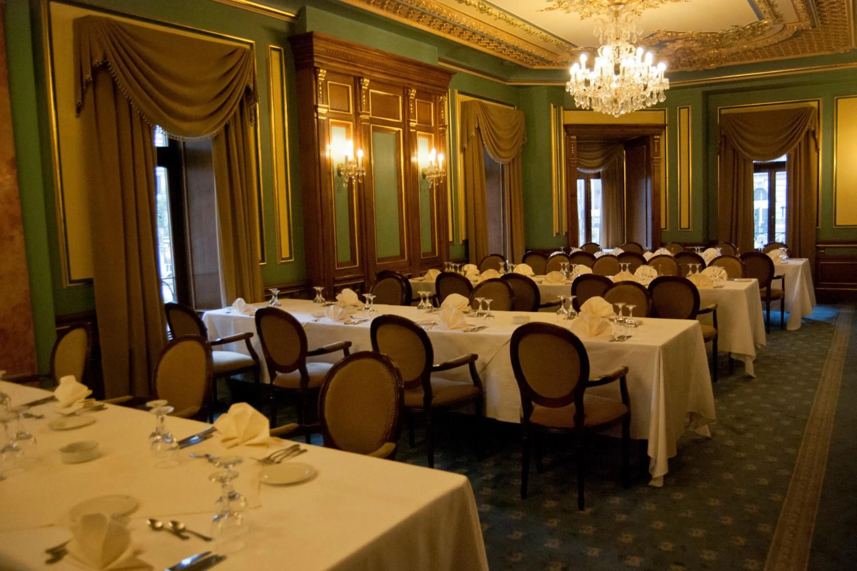 Restaurant/places to eat in Hotel Casa Capsa
