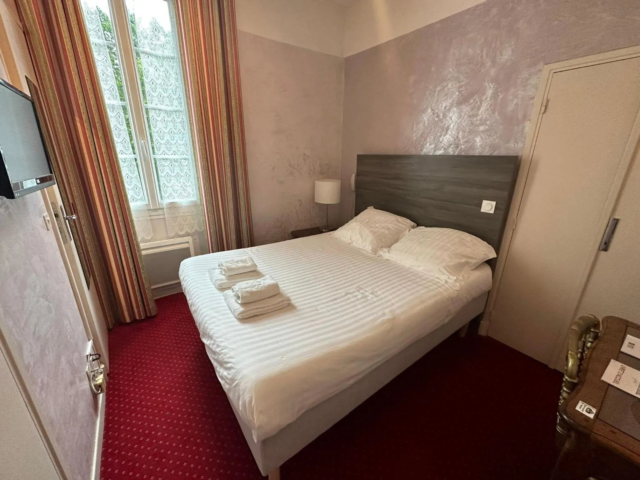 Bed in Logis Le Relais Imperial