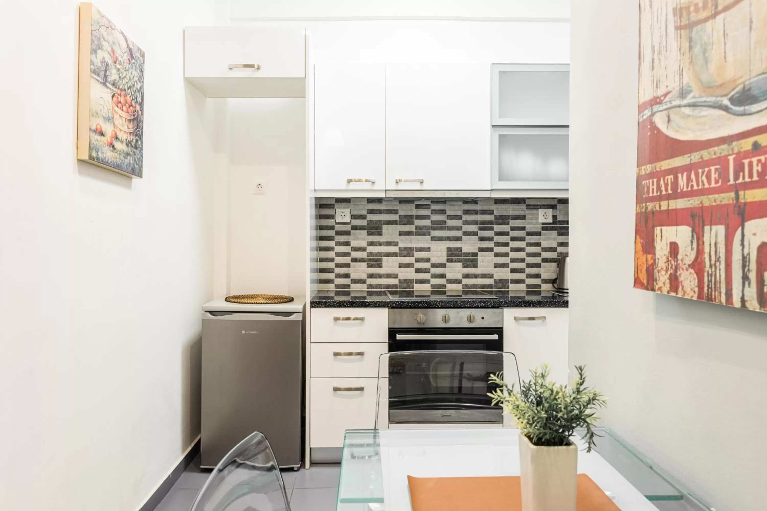 Kitchen or kitchenette in Nicholas Point Apartments and Rooms