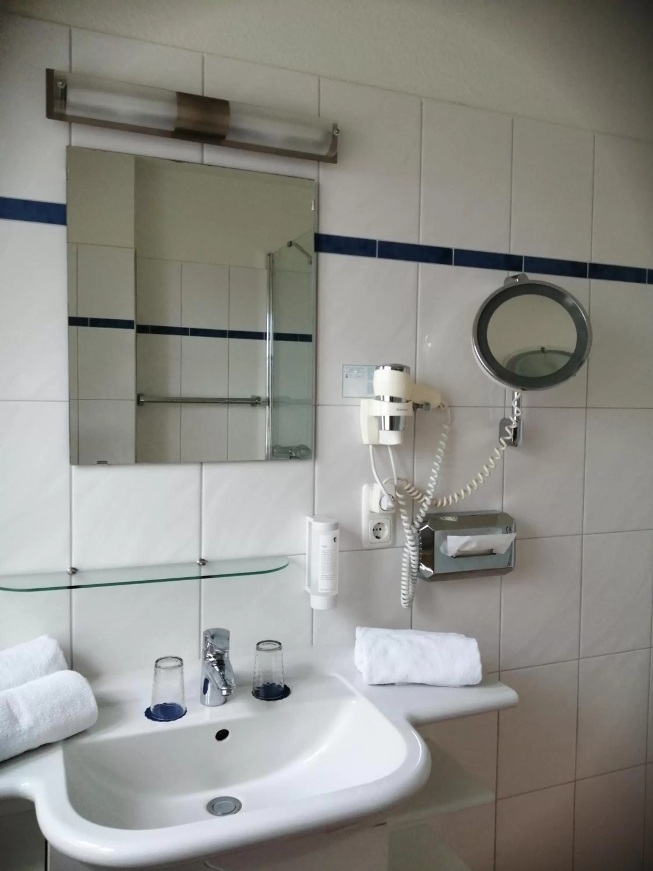 Bathroom in Hotel Fährhaus Niederkleveez