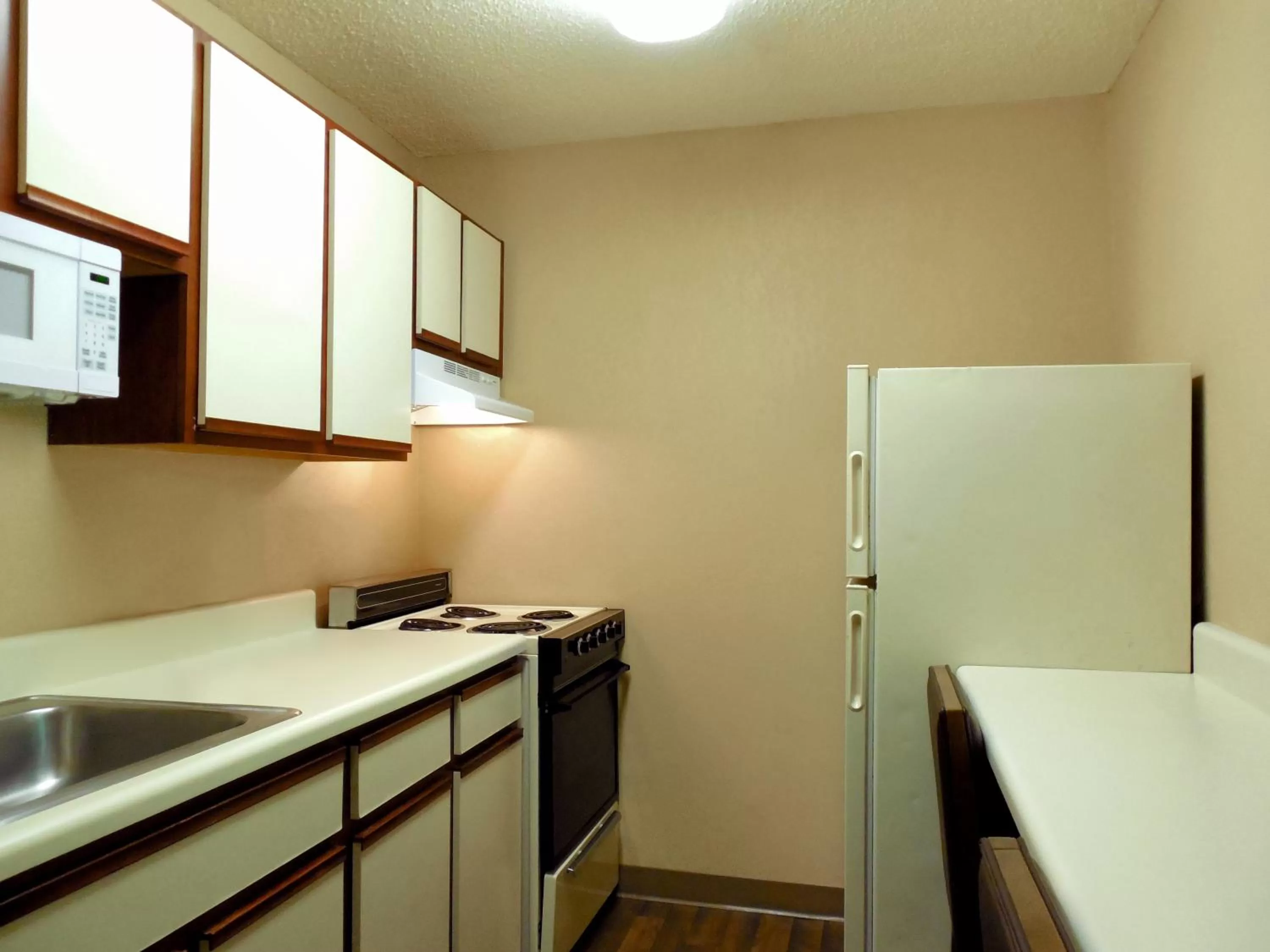 Kitchen or kitchenette, Kitchen/Kitchenette in Extended Stay America Suites - Jacksonville - Lenoir Avenue South