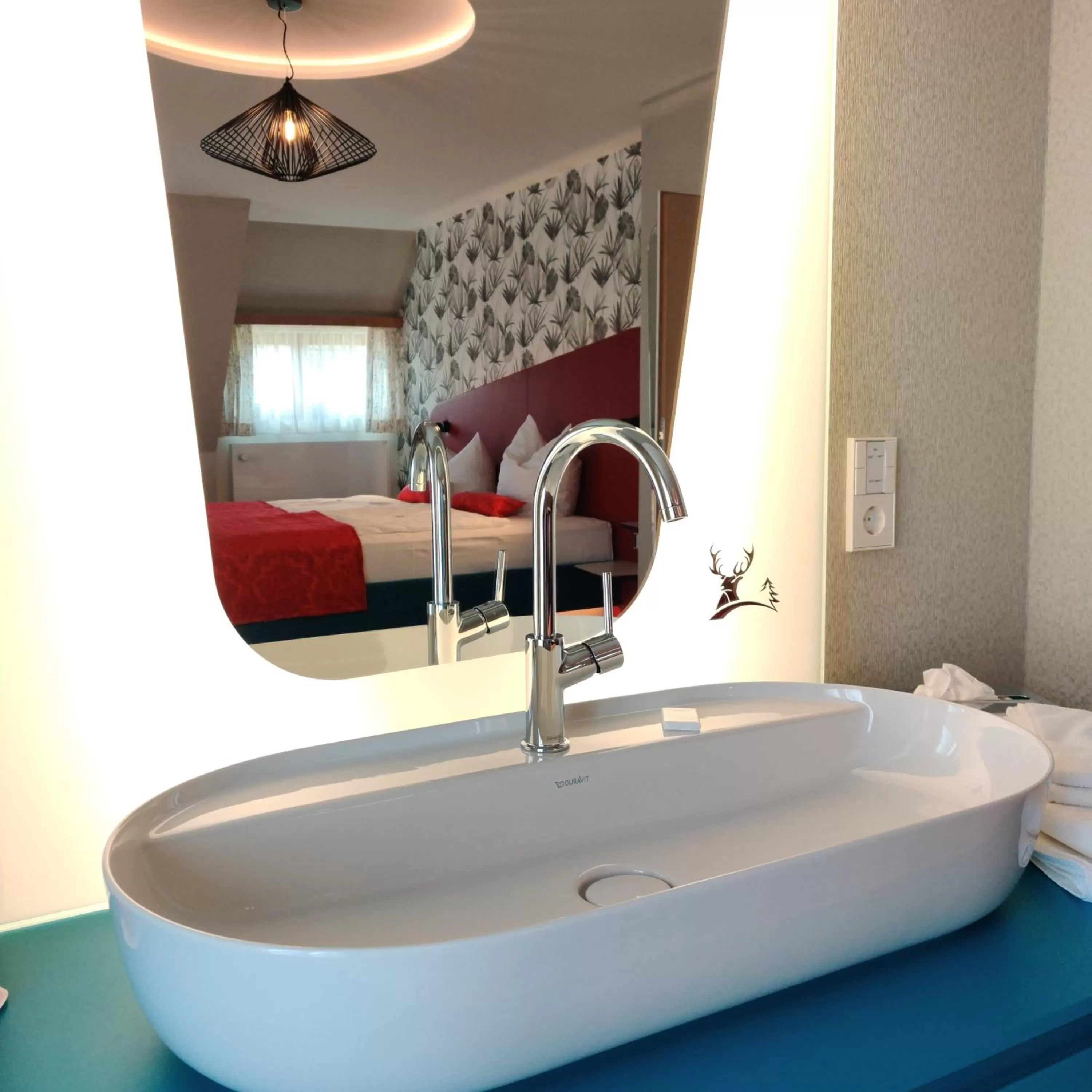 Bathroom, Bed in Hotel Restaurant Jaegersteig