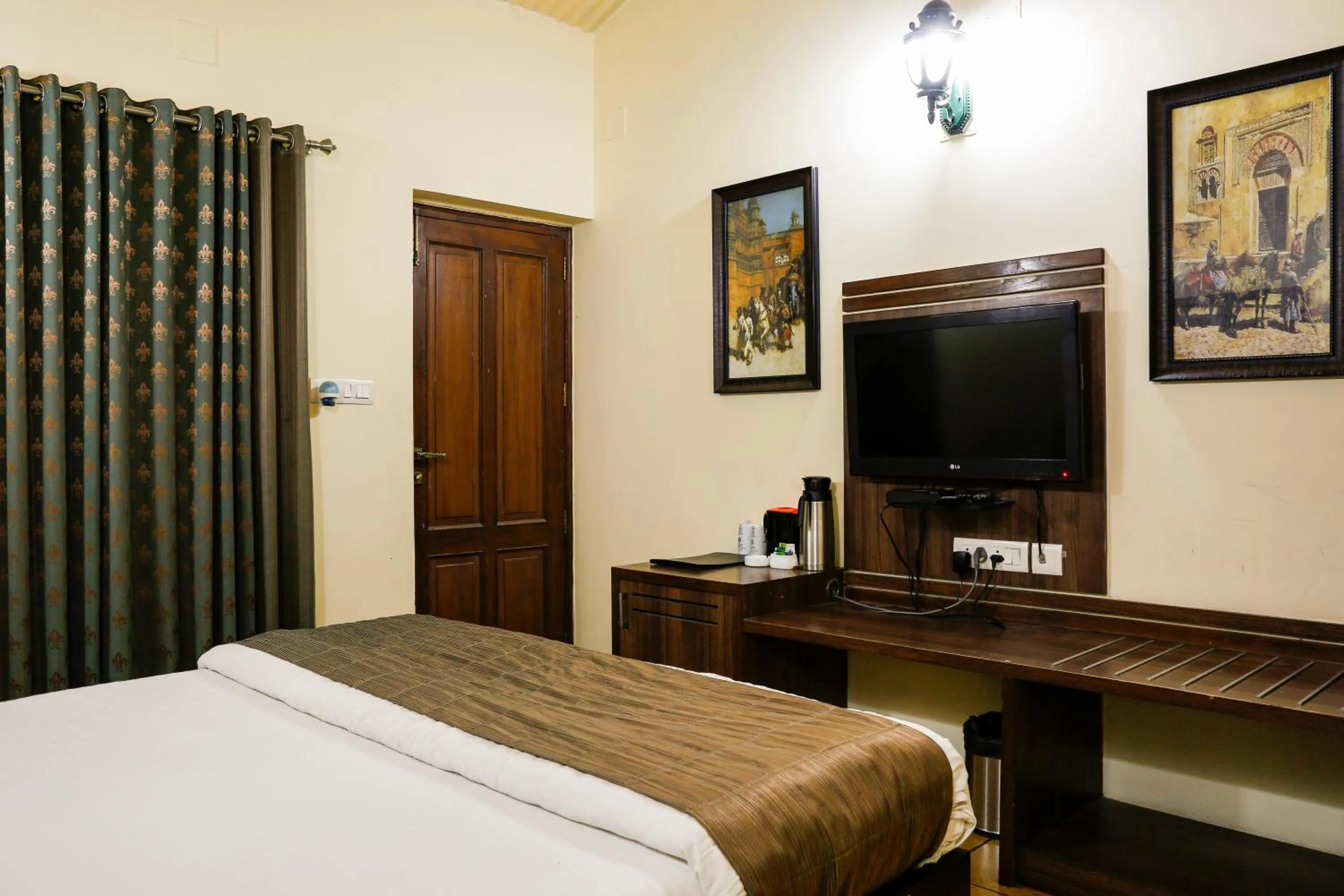 Restaurant/places to eat in The Colonial Manek Manor By SAH