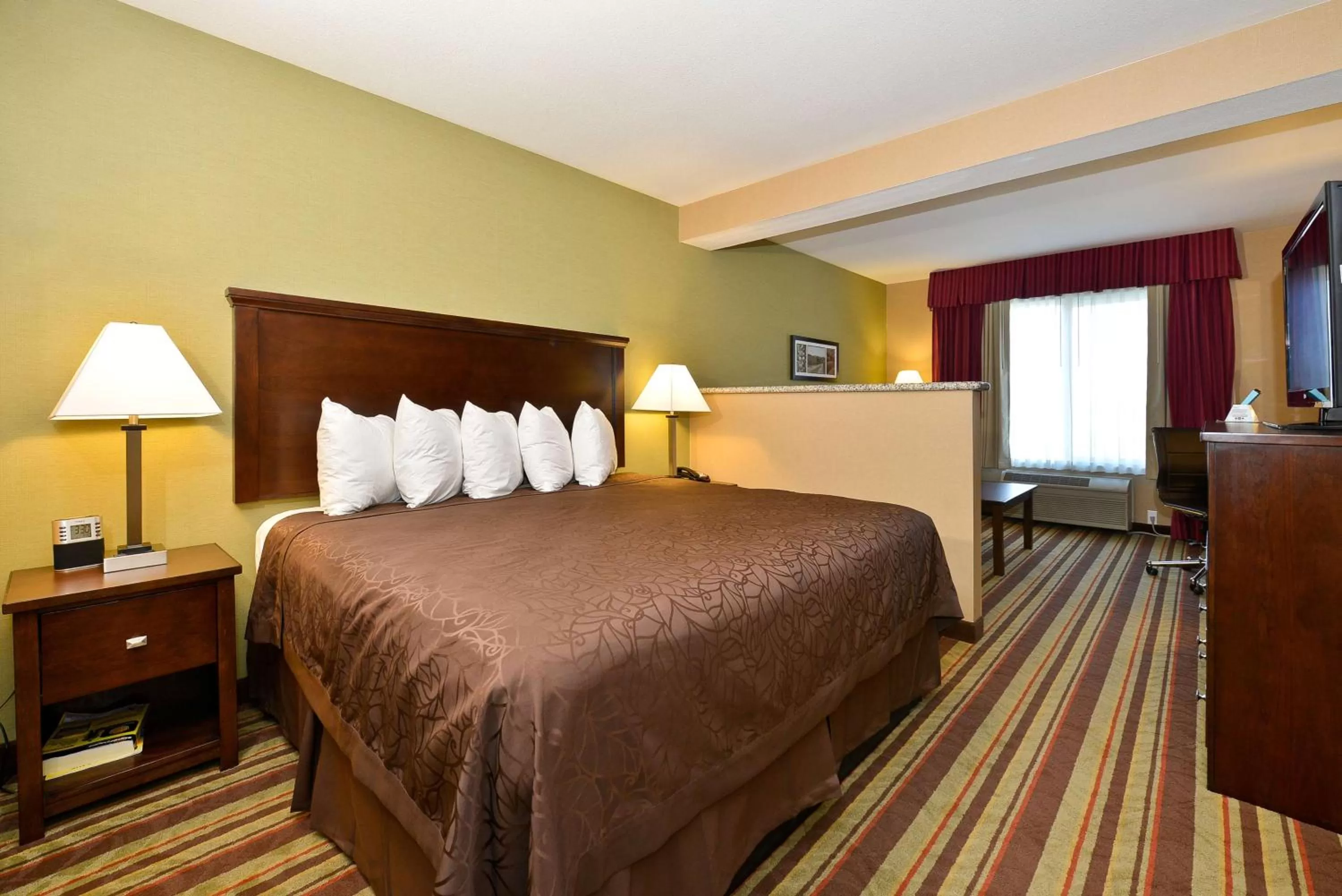 Photo of the whole room, Bed in Best Western Wilsonville Inn & Suites