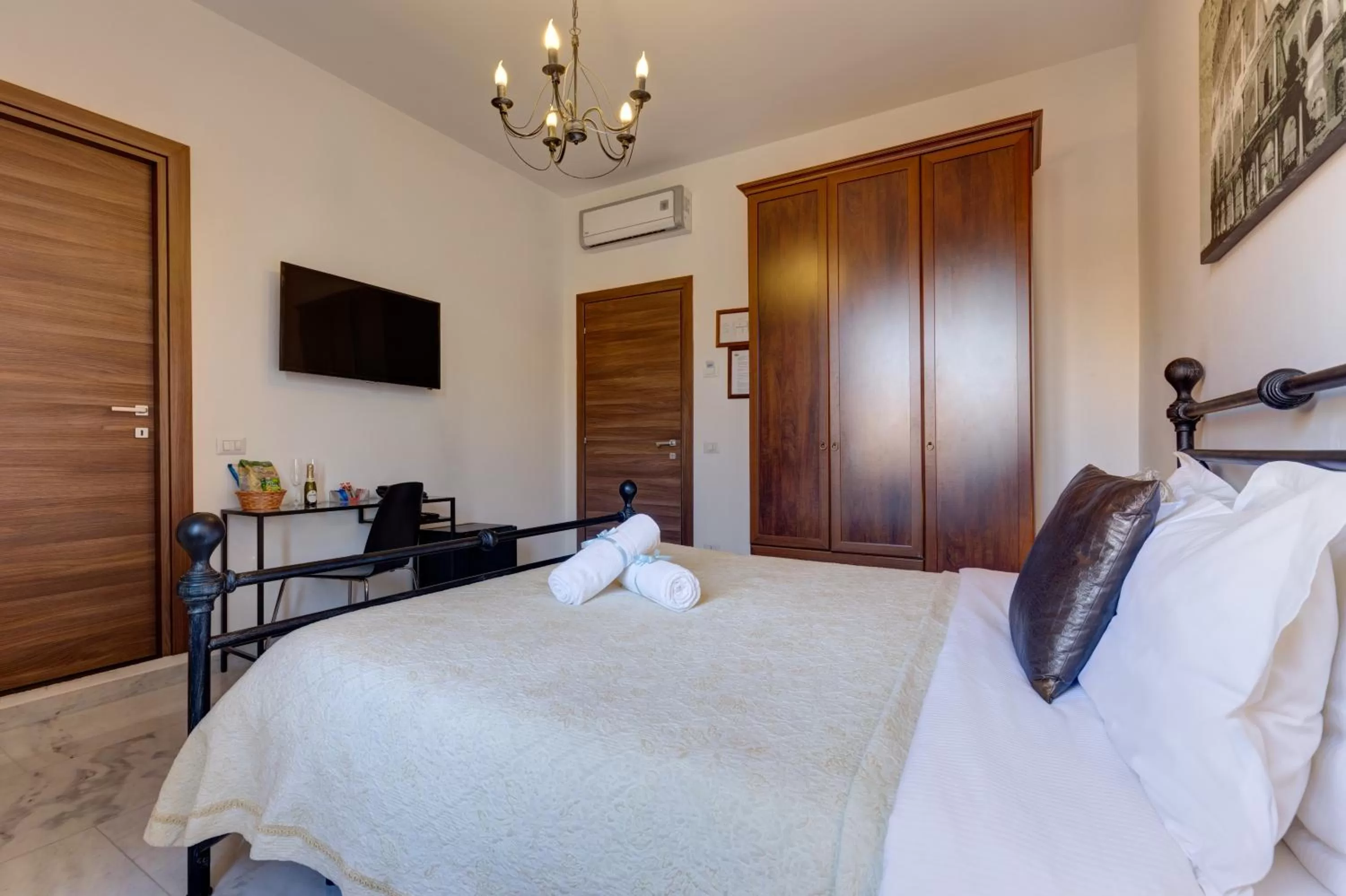 TV and multimedia, Bed in Little Rhome Suites