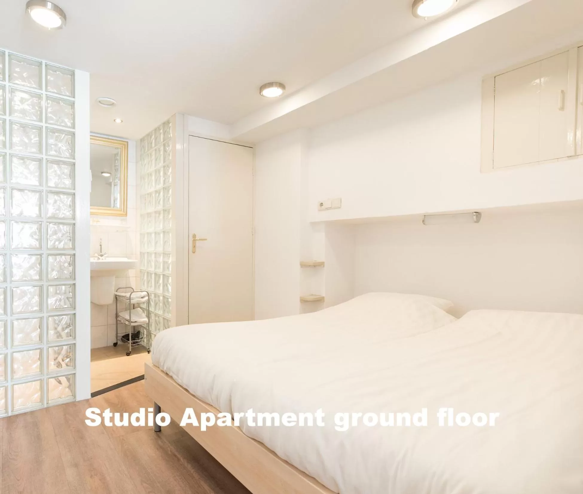 Bedroom, Bed in Hotel de Vischpoorte, centrum Deventer en aan de IJssel