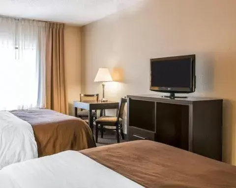 Standard Queen Room with Two Queen Beds and Tub - Accessible/Non-Smoking in Quality Inn & Suites Niles Standard Queen Room with Two Queen Beds and Tub - Accessible/Non-Smoking in Quality Inn & Suites Niles