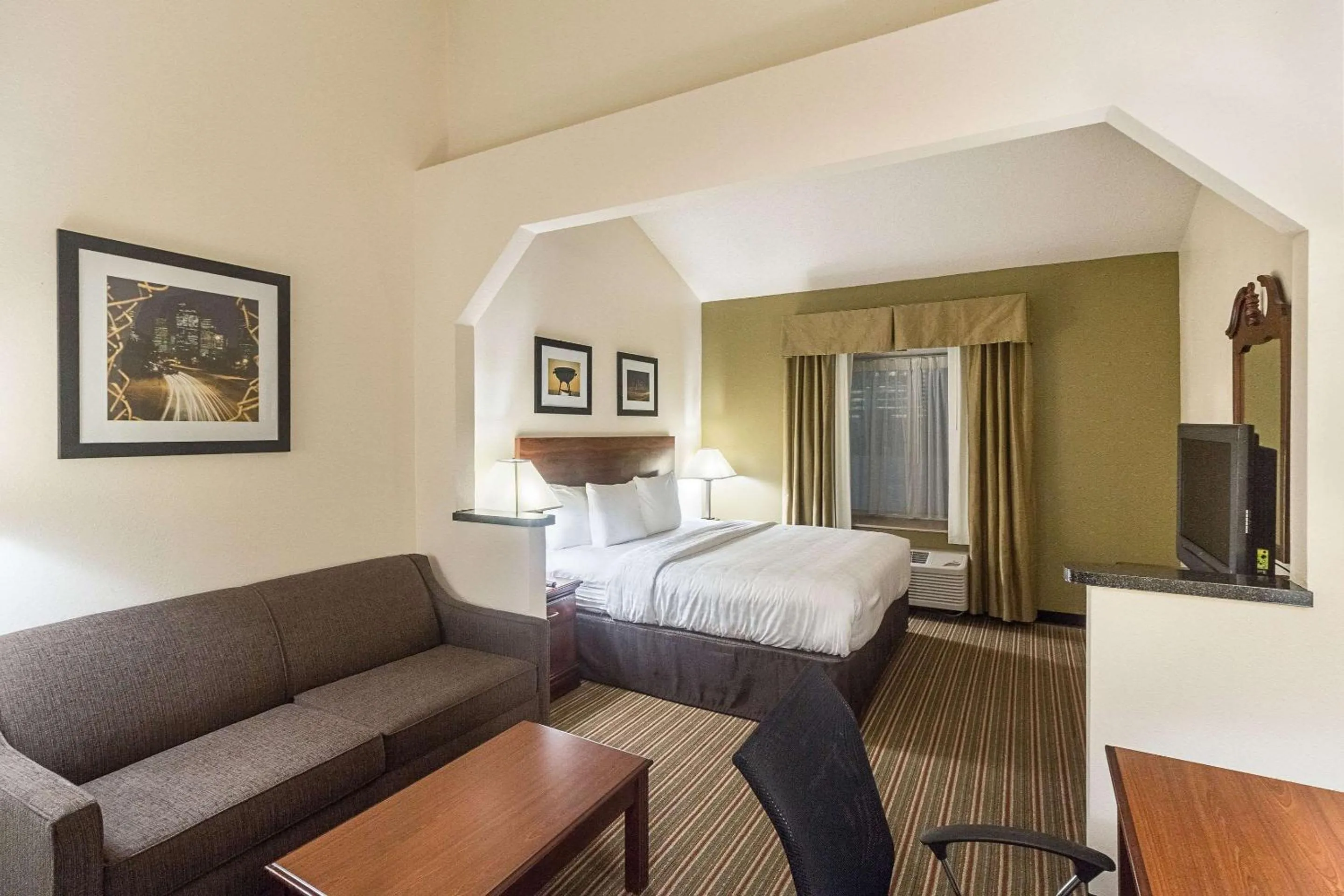 Photo of the whole room, Bed in Quality Inn & Suites West Chase