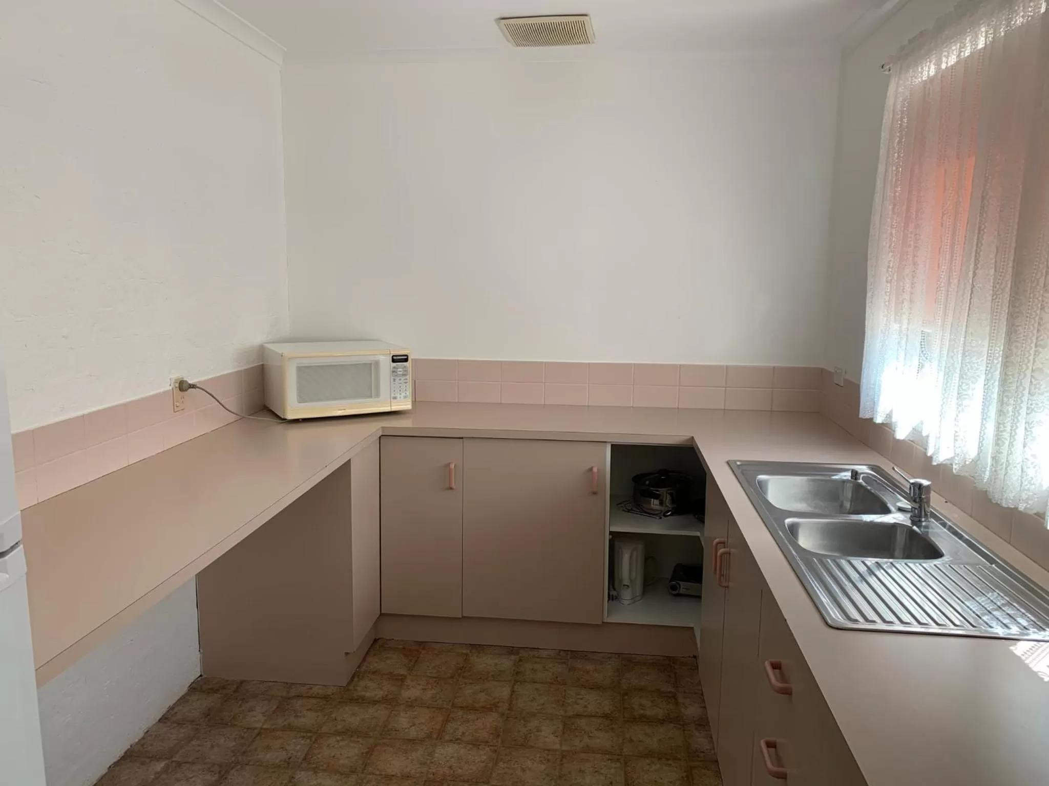 Kitchen or kitchenette in Swaggers Motor Inn