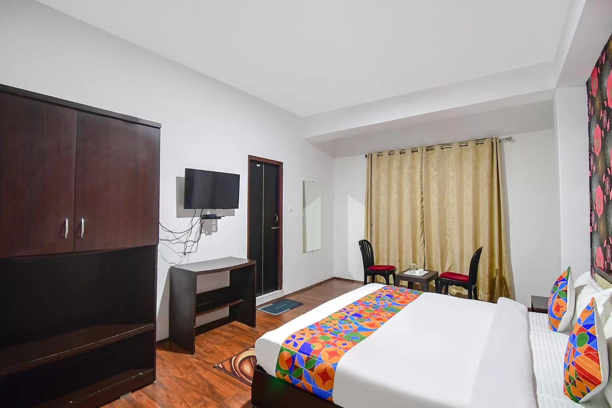 Communal lounge/ TV room in FabHotel Snoopy