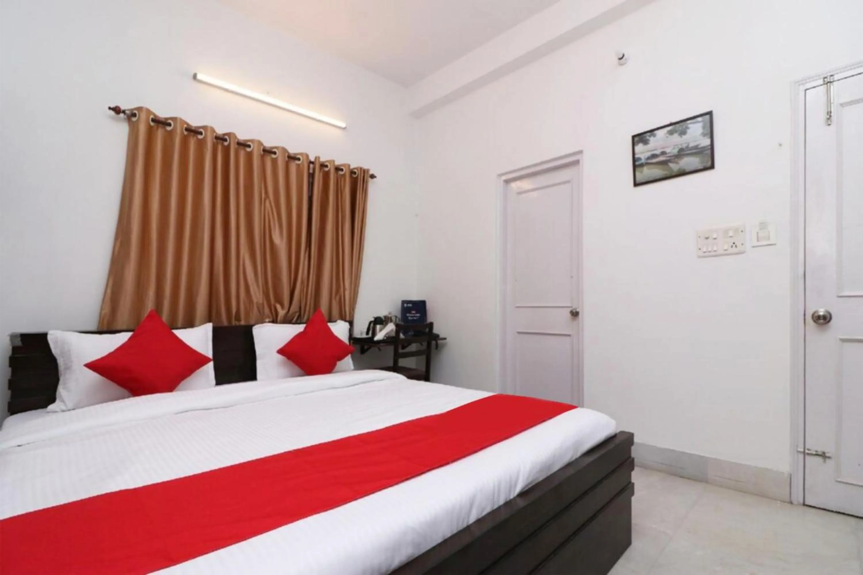 Photo of the whole room, Bed in Goroomgo Hotel Manurama Ruby Kolkata