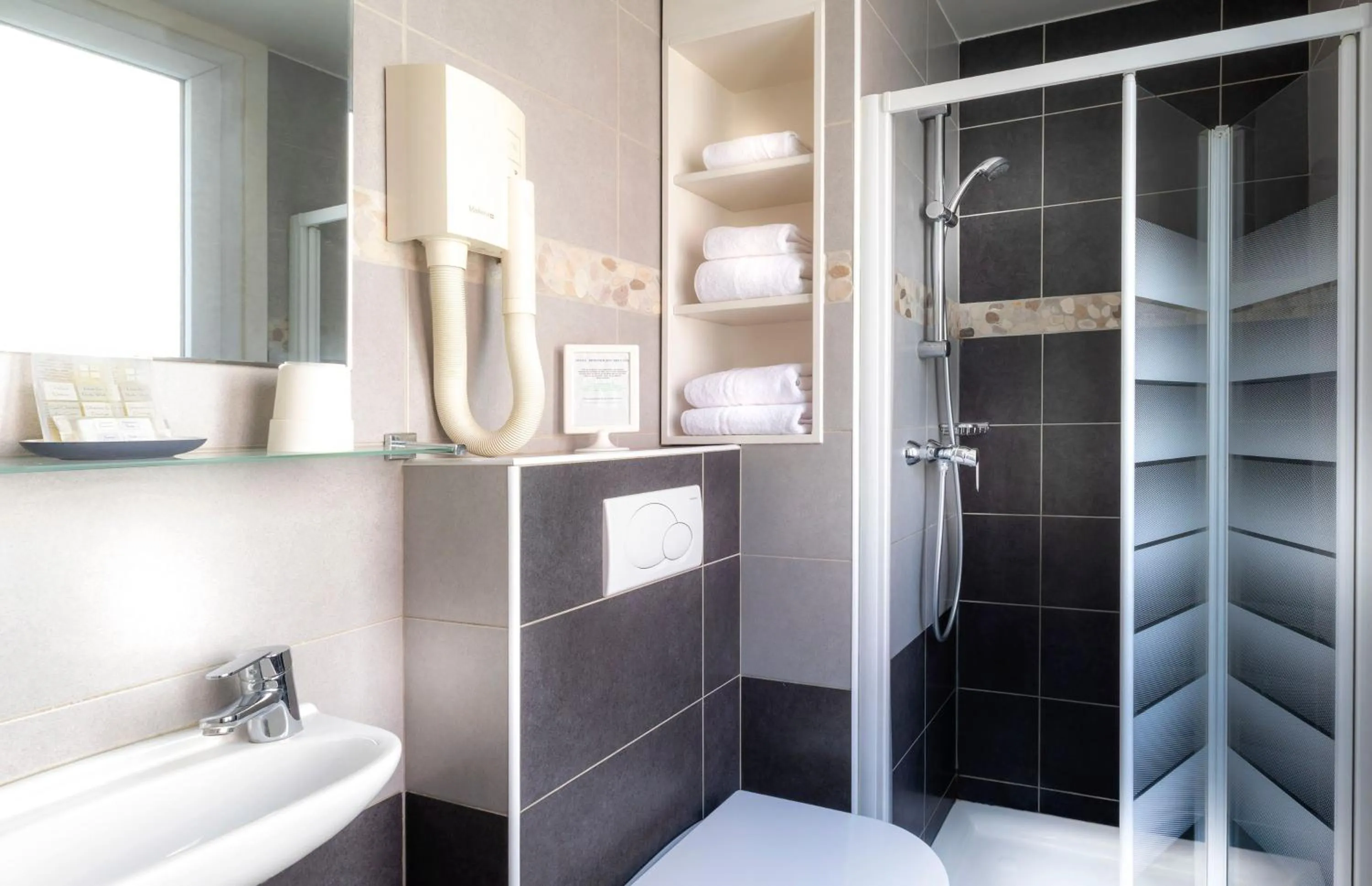 Bathroom in Hôtel Montsouris Orléans