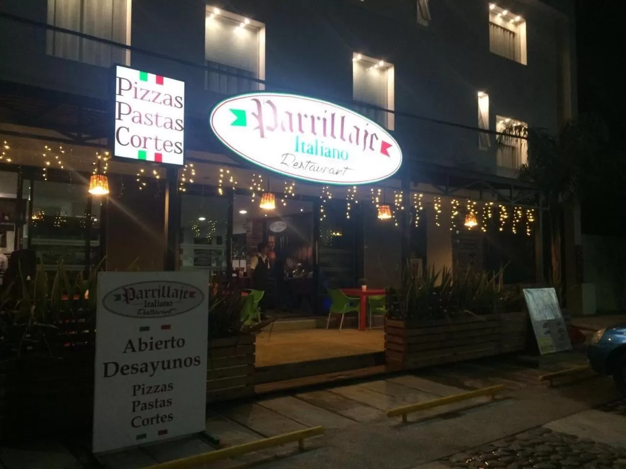 Restaurant/places to eat in Maria Ines Hotel Suite