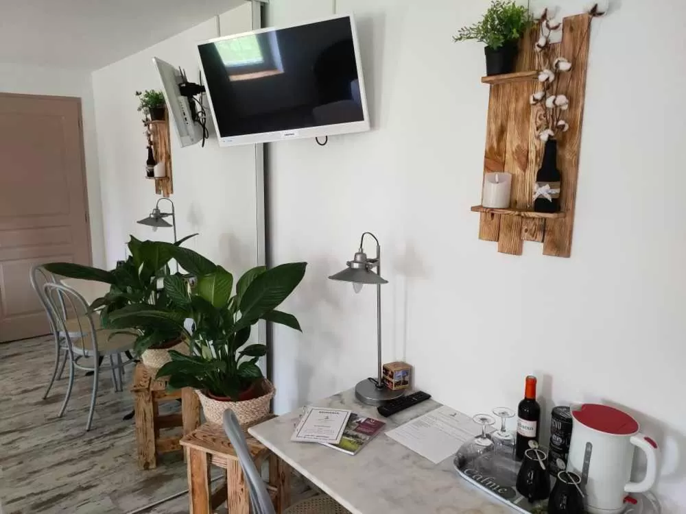 Coffee/tea facilities in Chambres d'Hôtes Château Pierre de Montignac