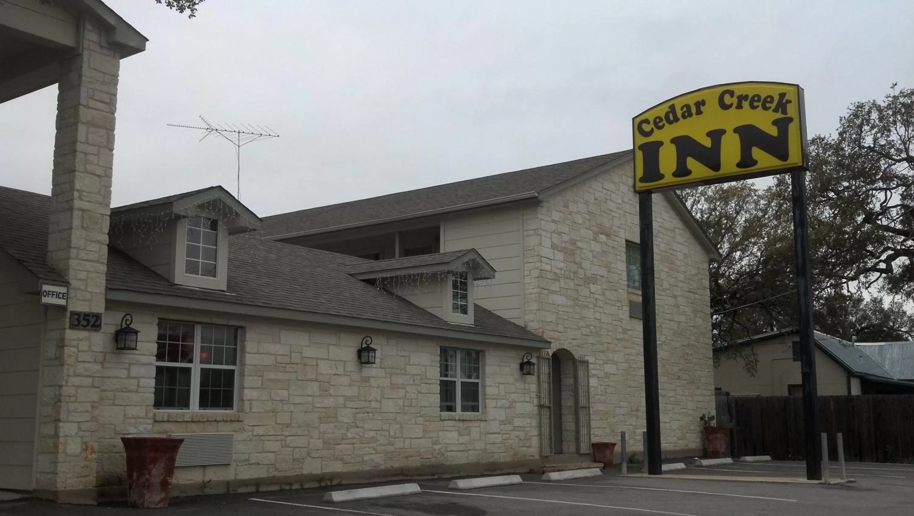 Facade/entrance in Cedar Creek Inn