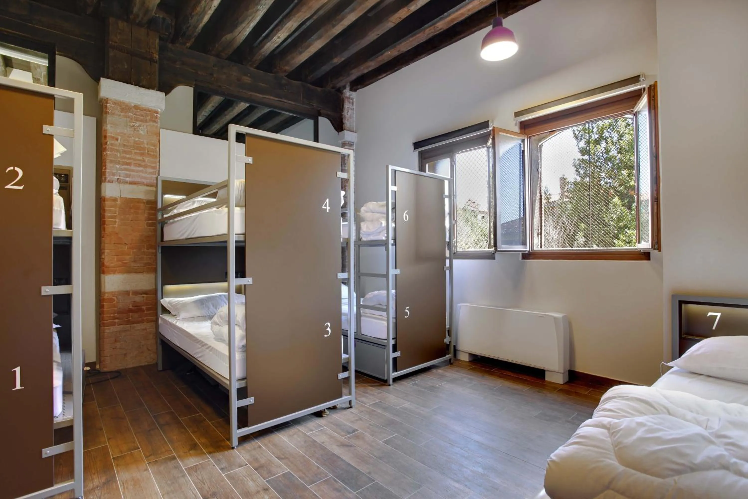 Bed in 7 Bed Dormitory - Shared Bathroom in Generator Venice