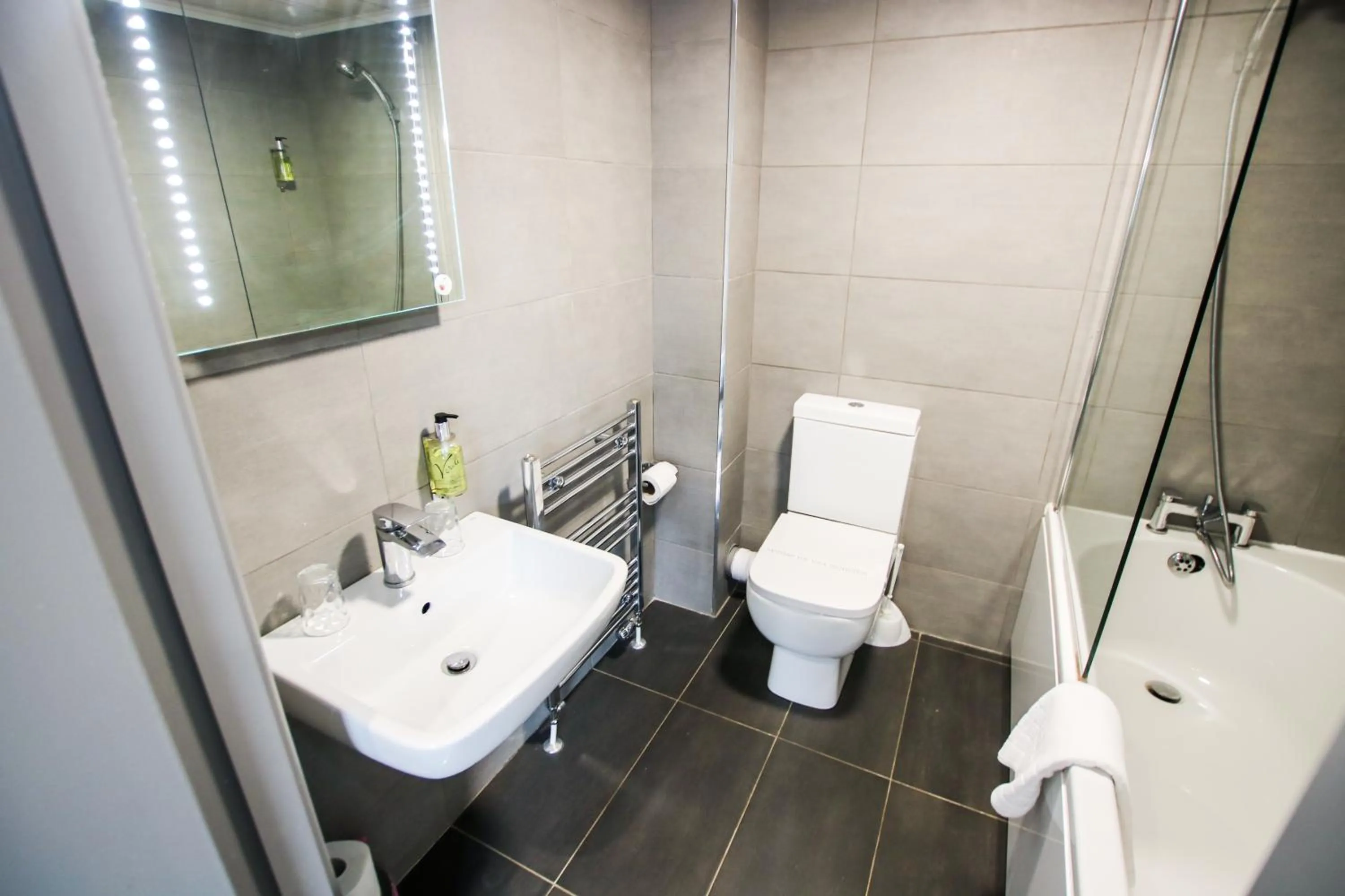 Bathroom in Brunswick Merchant City Hotel