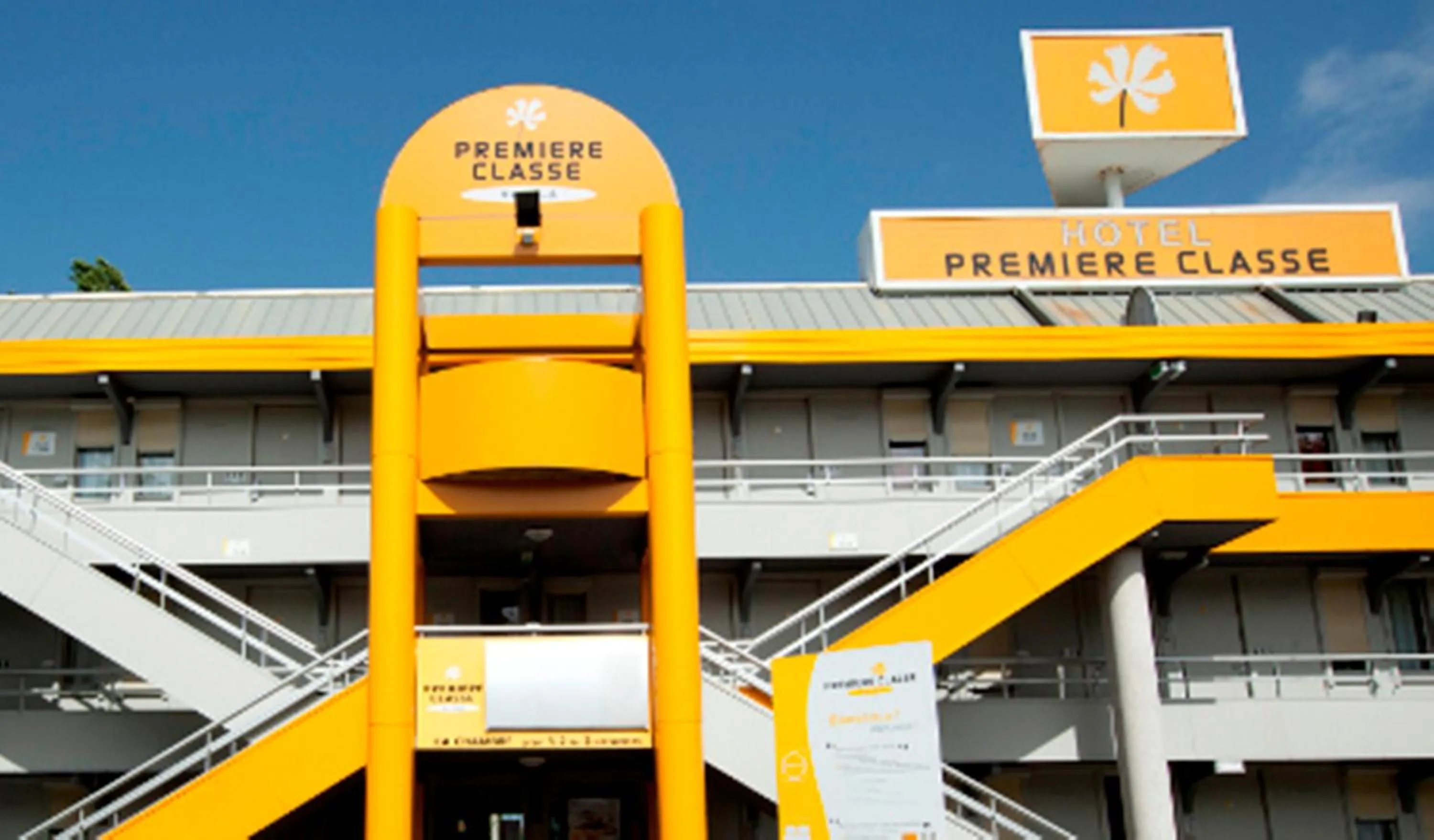 Facade/entrance in Premiere Classe Lyon Ouest - Tassin