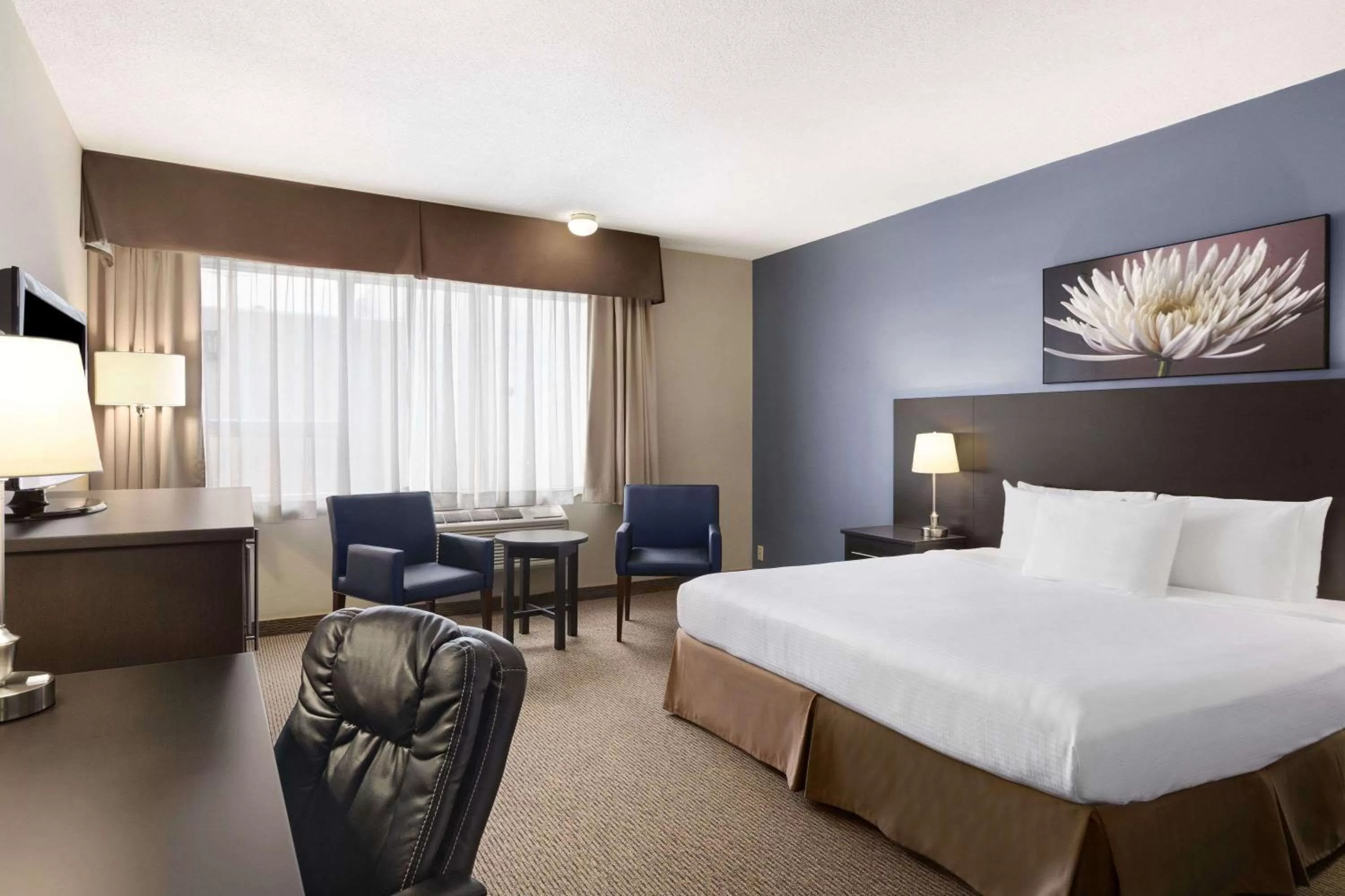 Photo of the whole room, Bed in Days Inn by Wyndham Montreal Airport Conference Centre