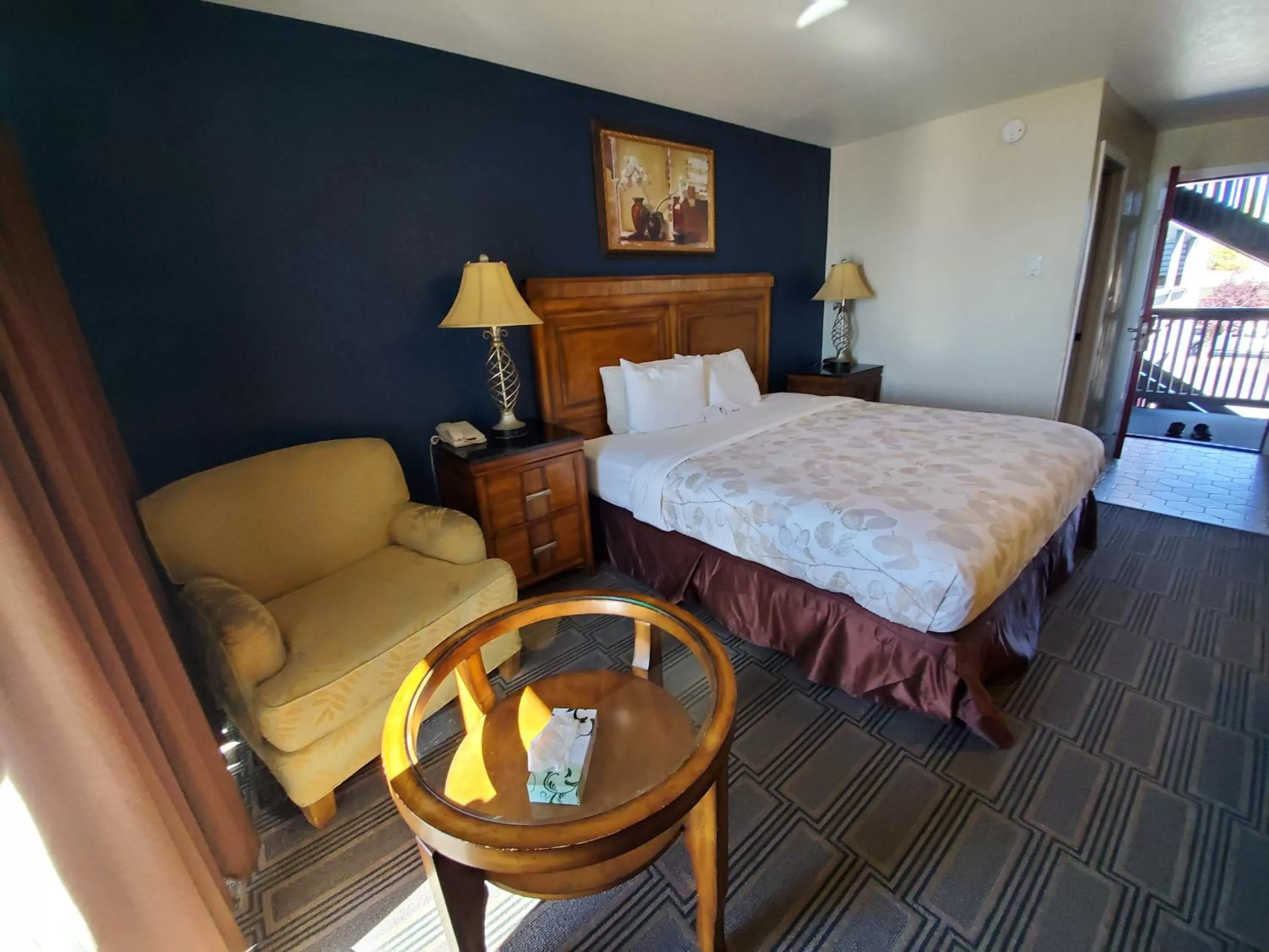 King Room with Balcony in Aladdin Motor Inn