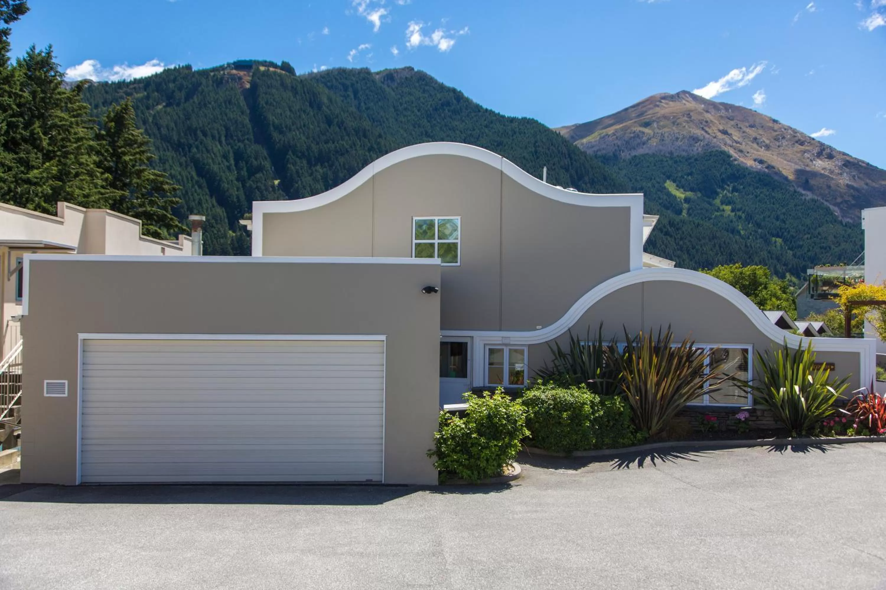 Property building in The Central Hotel Queenstown, A Naumi Chapter