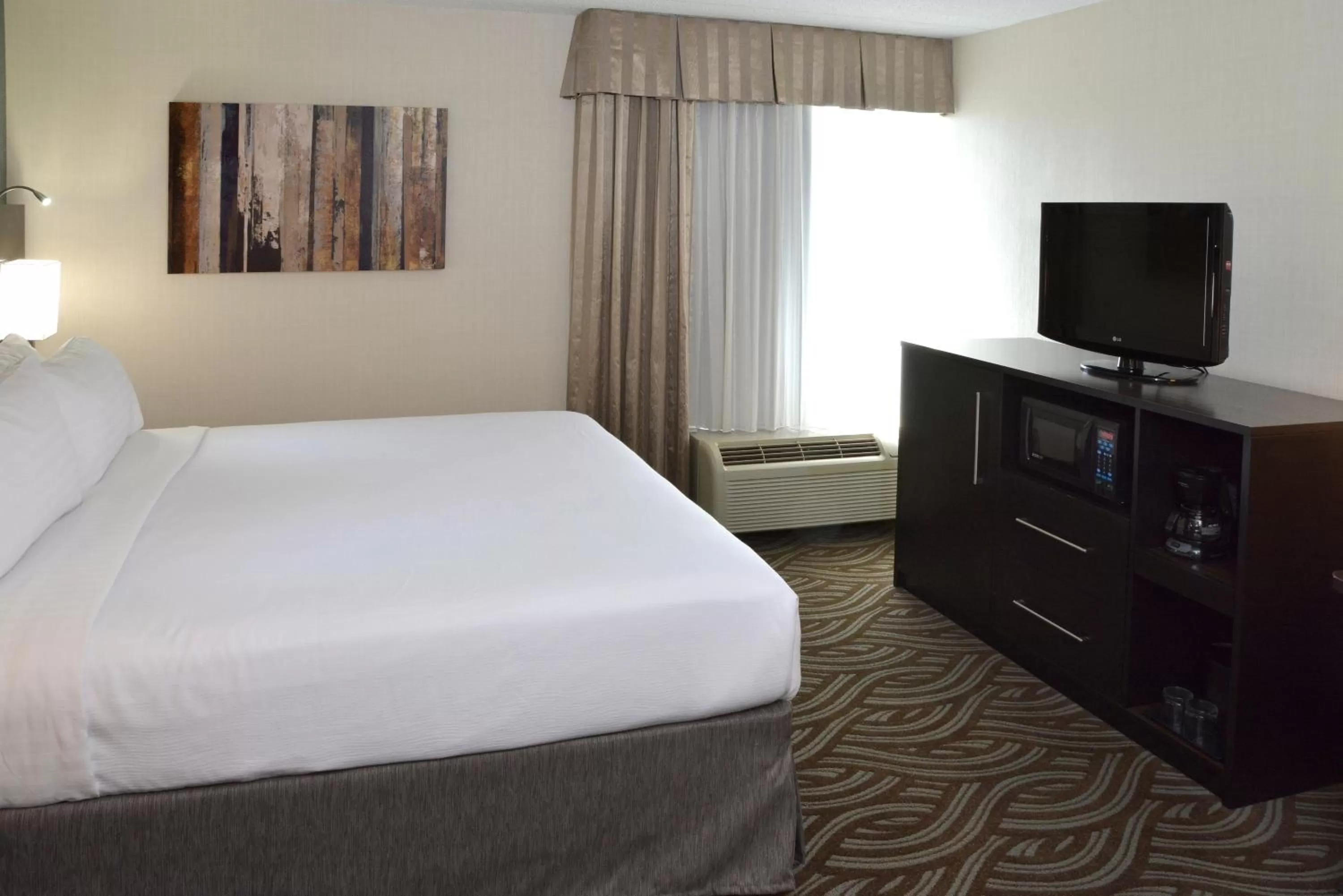 King Room - Hearing Accessible - Non-Smoking in Holiday Inn Youngstown-South - Boardman, an IHG Hotel