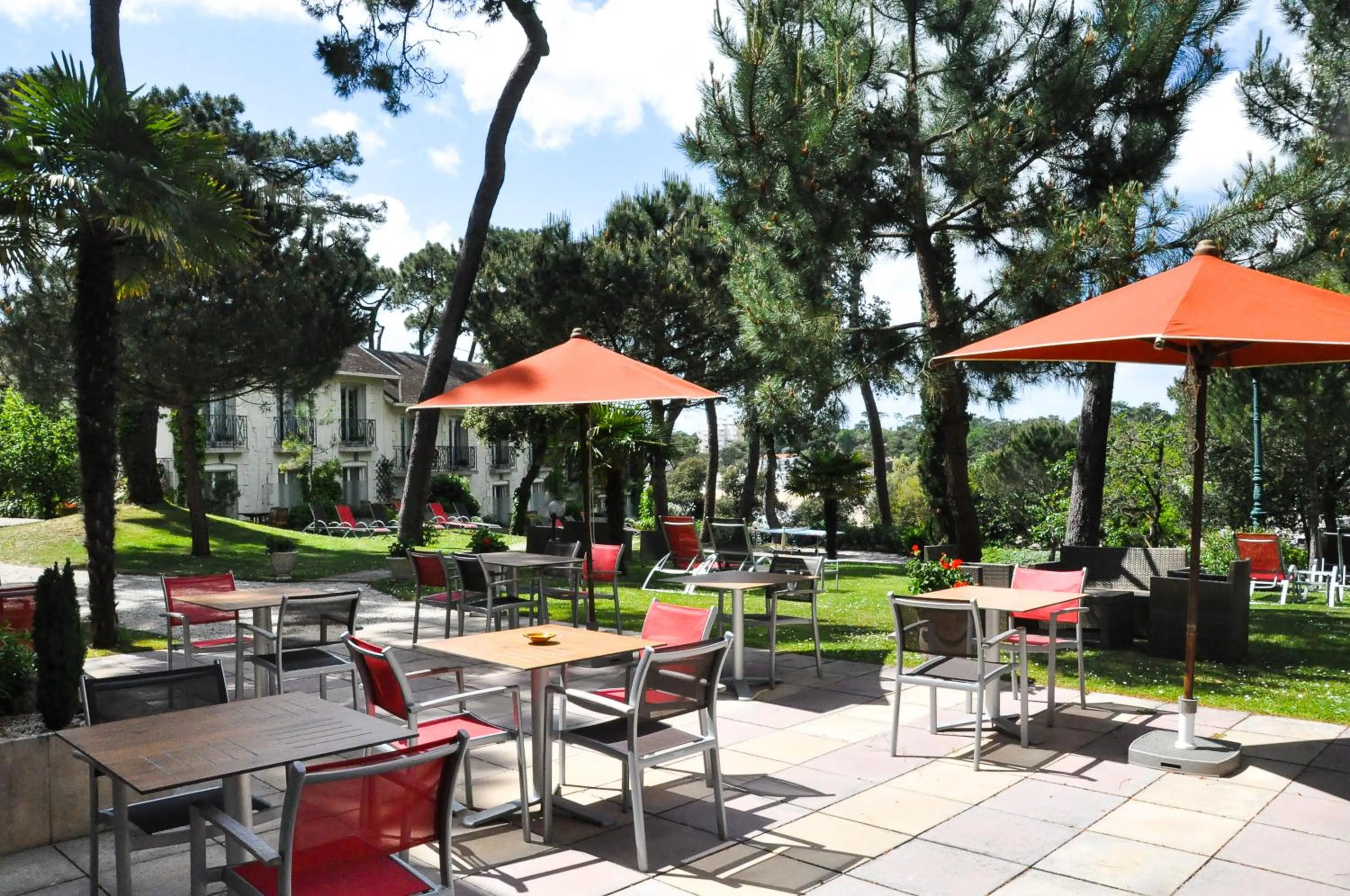 Patio in Hôtel The Originals Résidence de Rohan (EX RELAIS DU SILENCE)