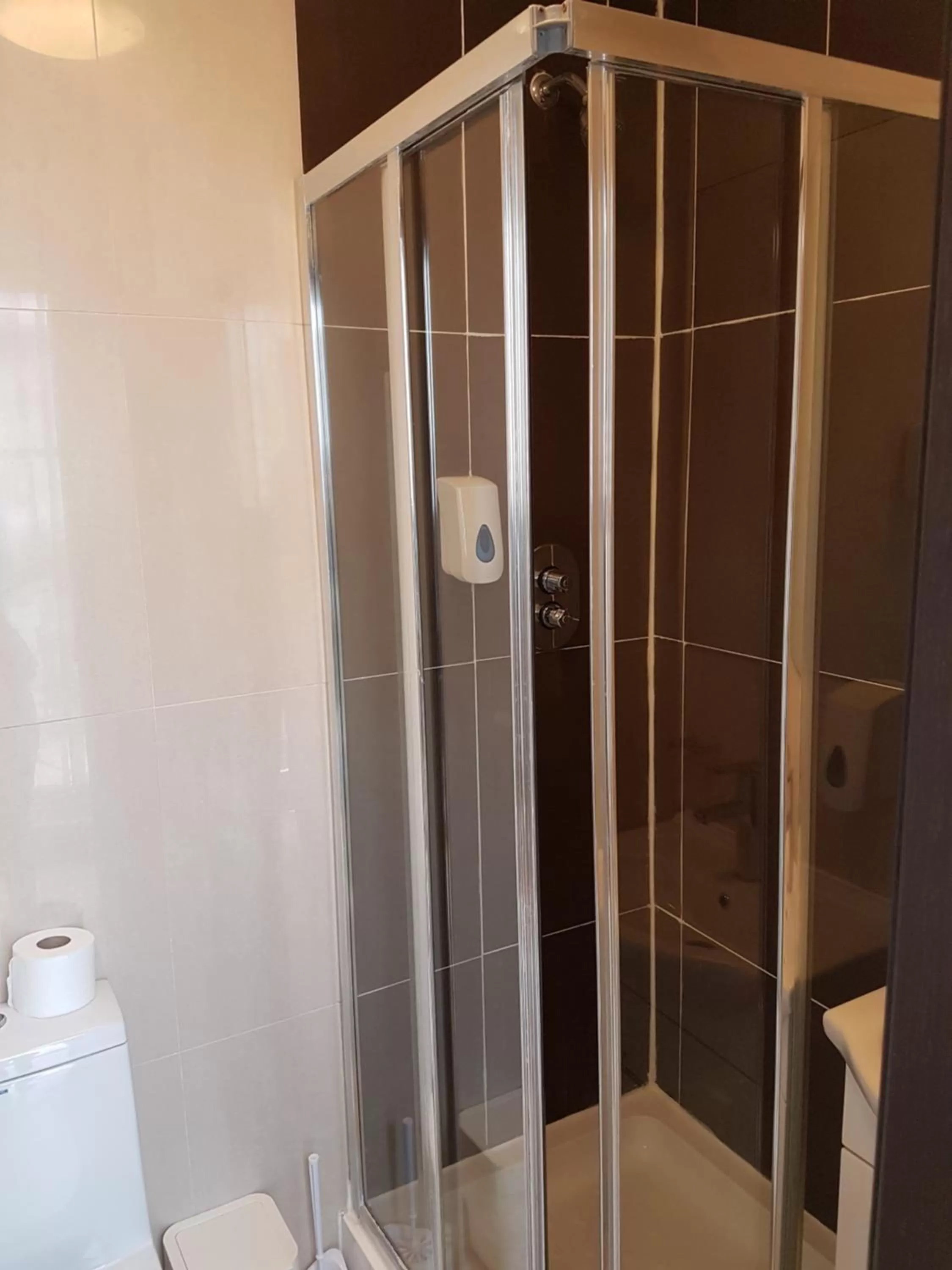 Shower in The Royale Chulan Hyde Park Hotel