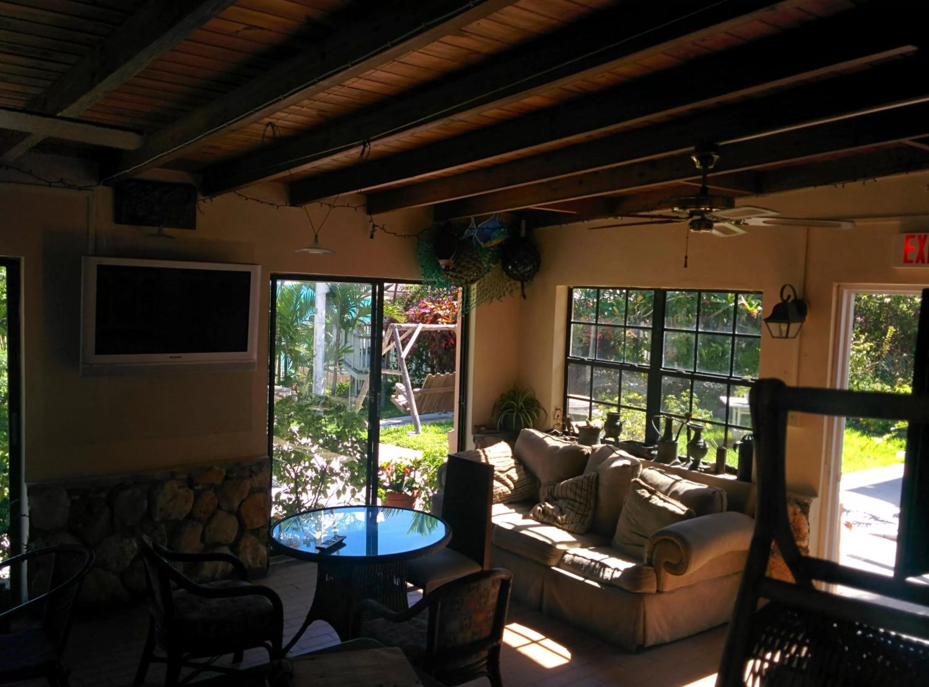 Communal lounge/ TV room in Orange Hill Beach Inn