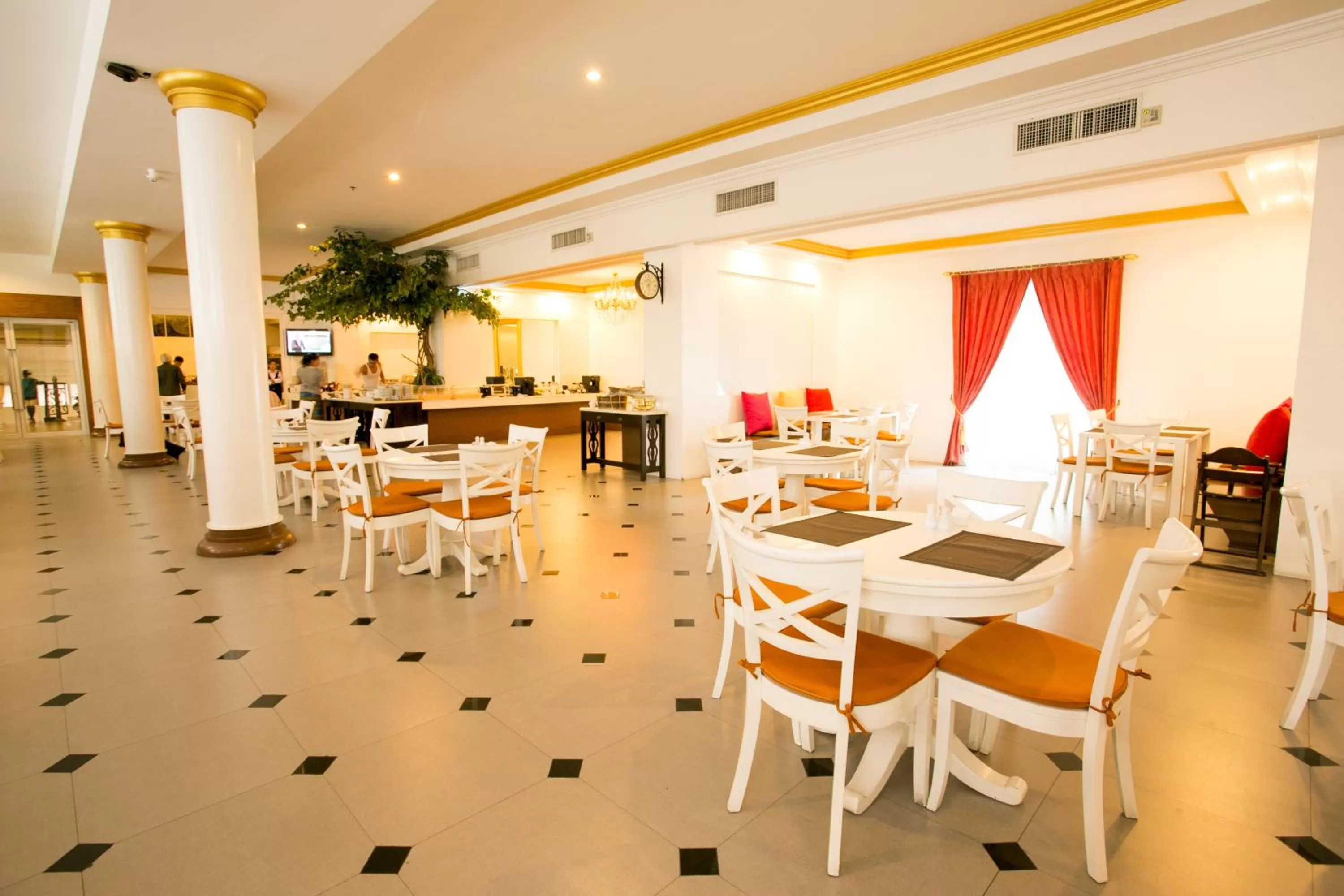 Restaurant/places to eat in Hope Land Hotel 46/1