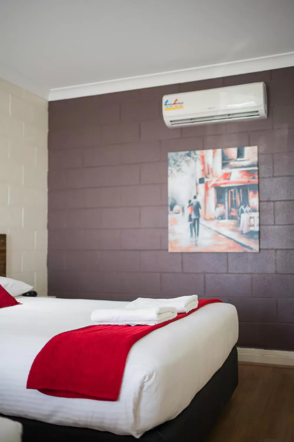 Bed in Plainsman Motel