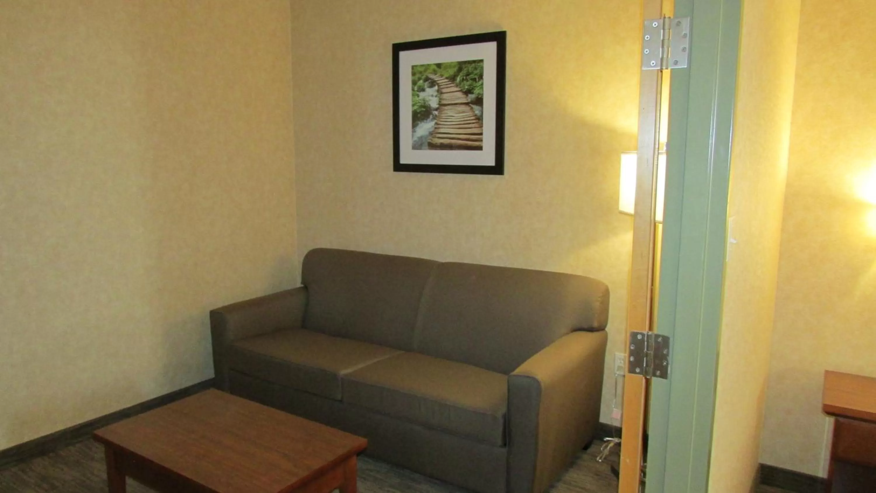Living room in Days Inn & Suites by Wyndham Brooks