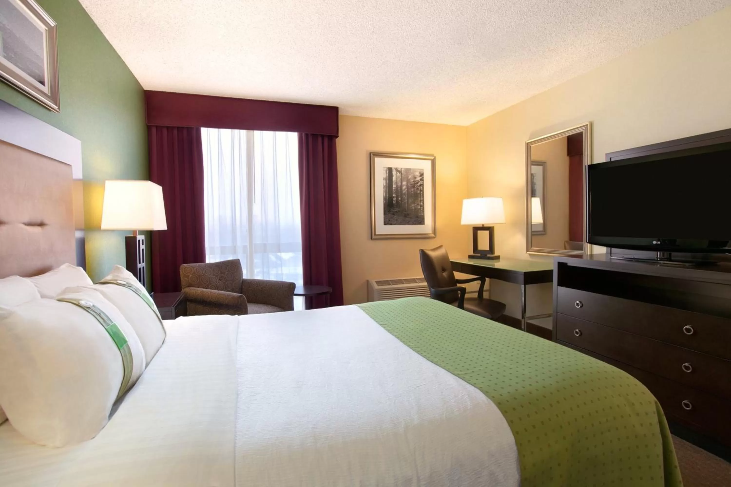 Photo of the whole room, Bed in Holiday Inn Portland-Airport I-205 by IHG