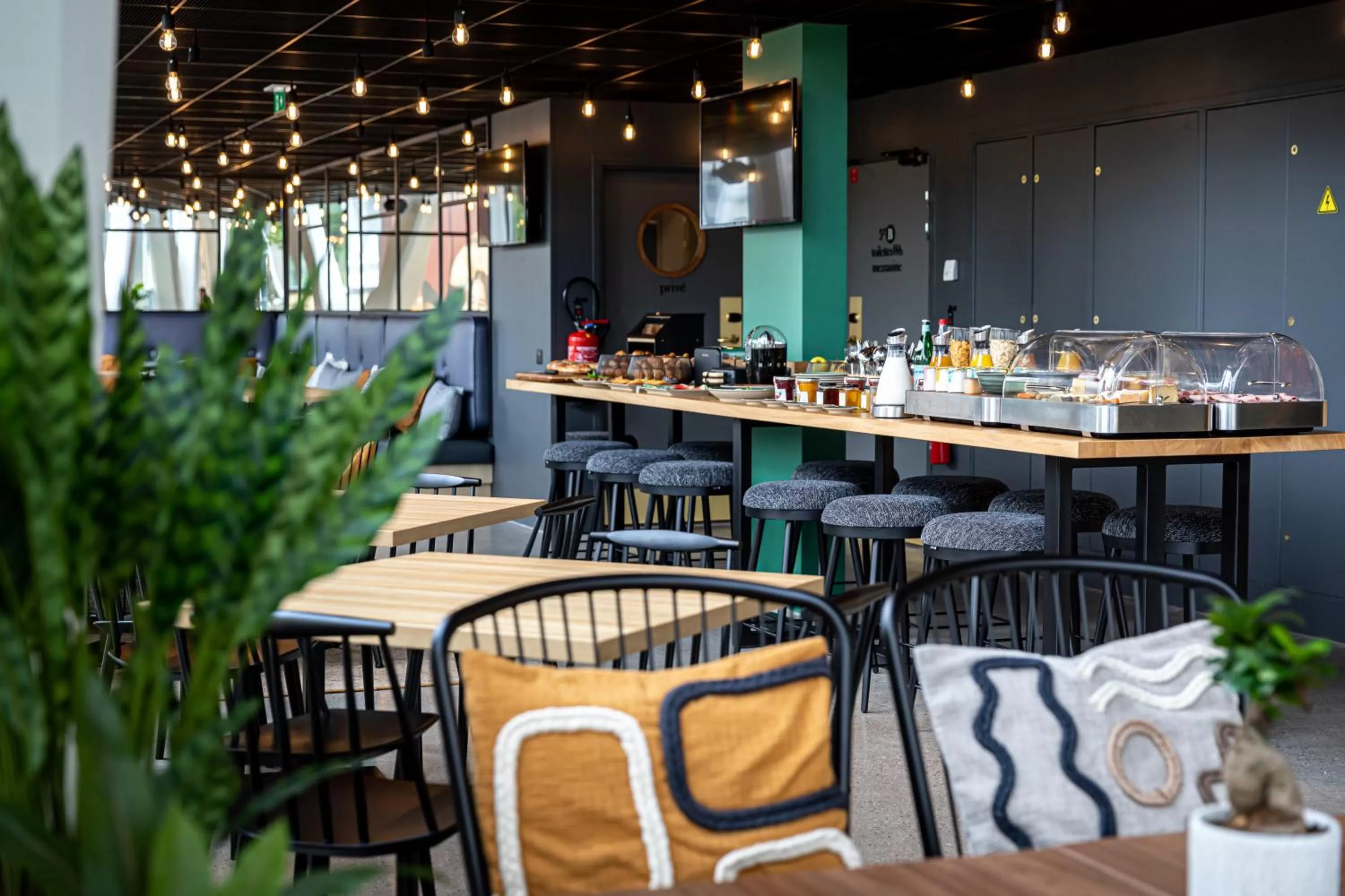 Restaurant/places to eat in Best Western M-Treize Paris Asnieres