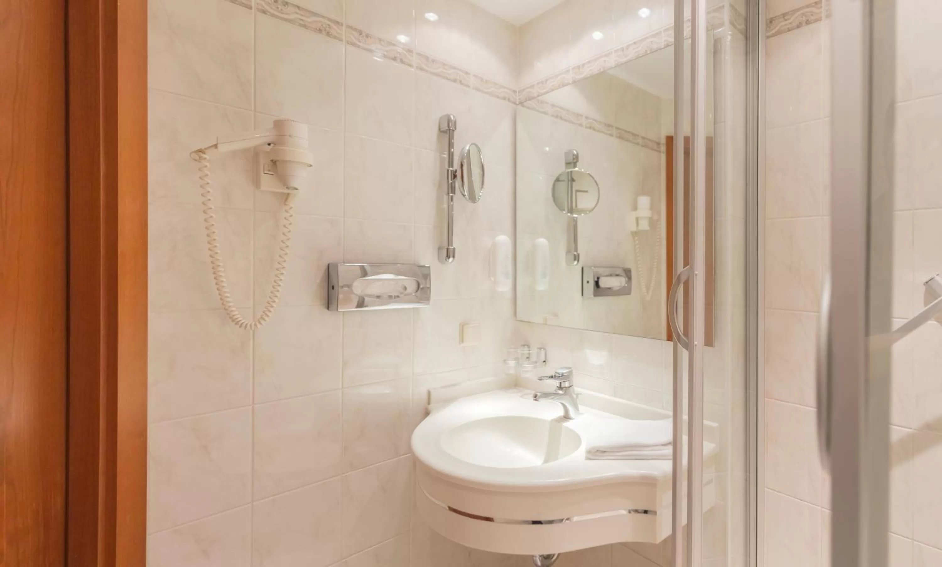 Shower in Hotel Markgraf Leipzig