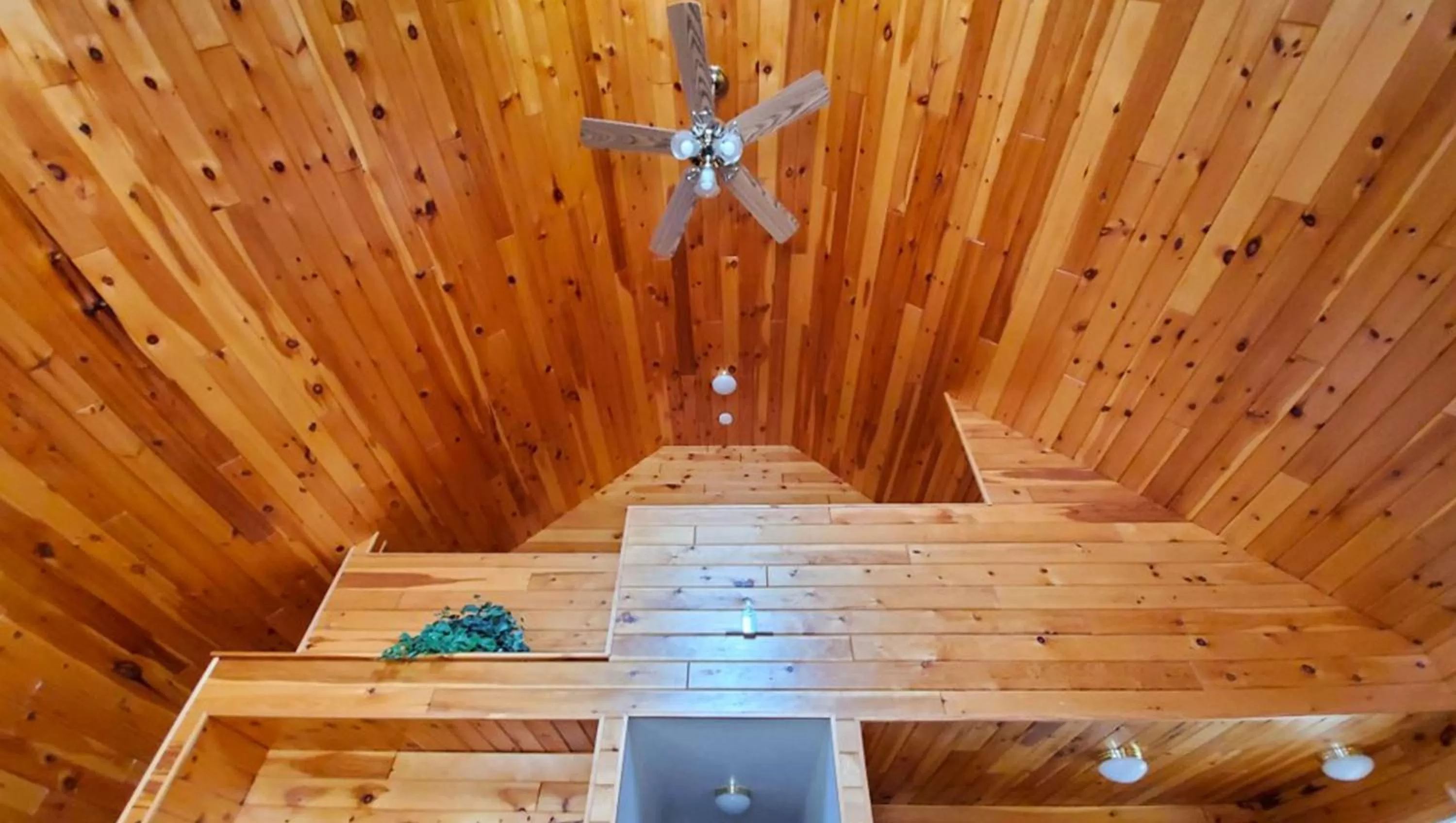 Photo of the whole room in Jasper Ridge Inn Ishpeming