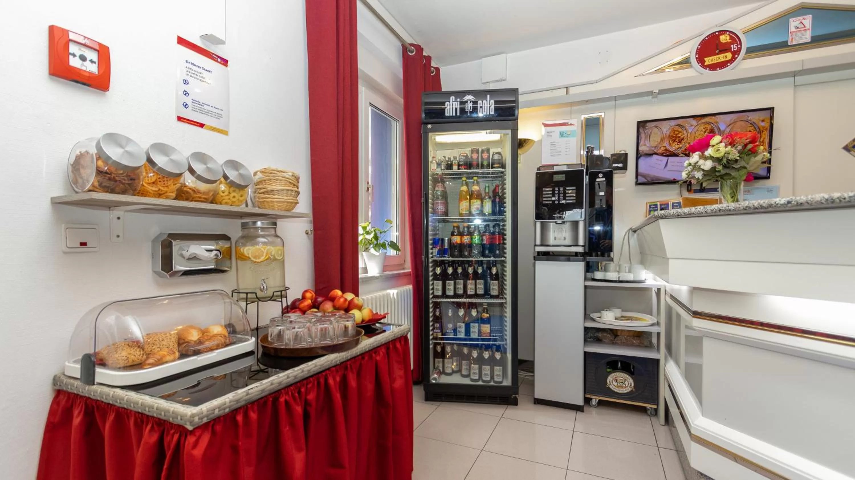 Lobby or reception, Kitchen/Kitchenette in LeoMar Hotel