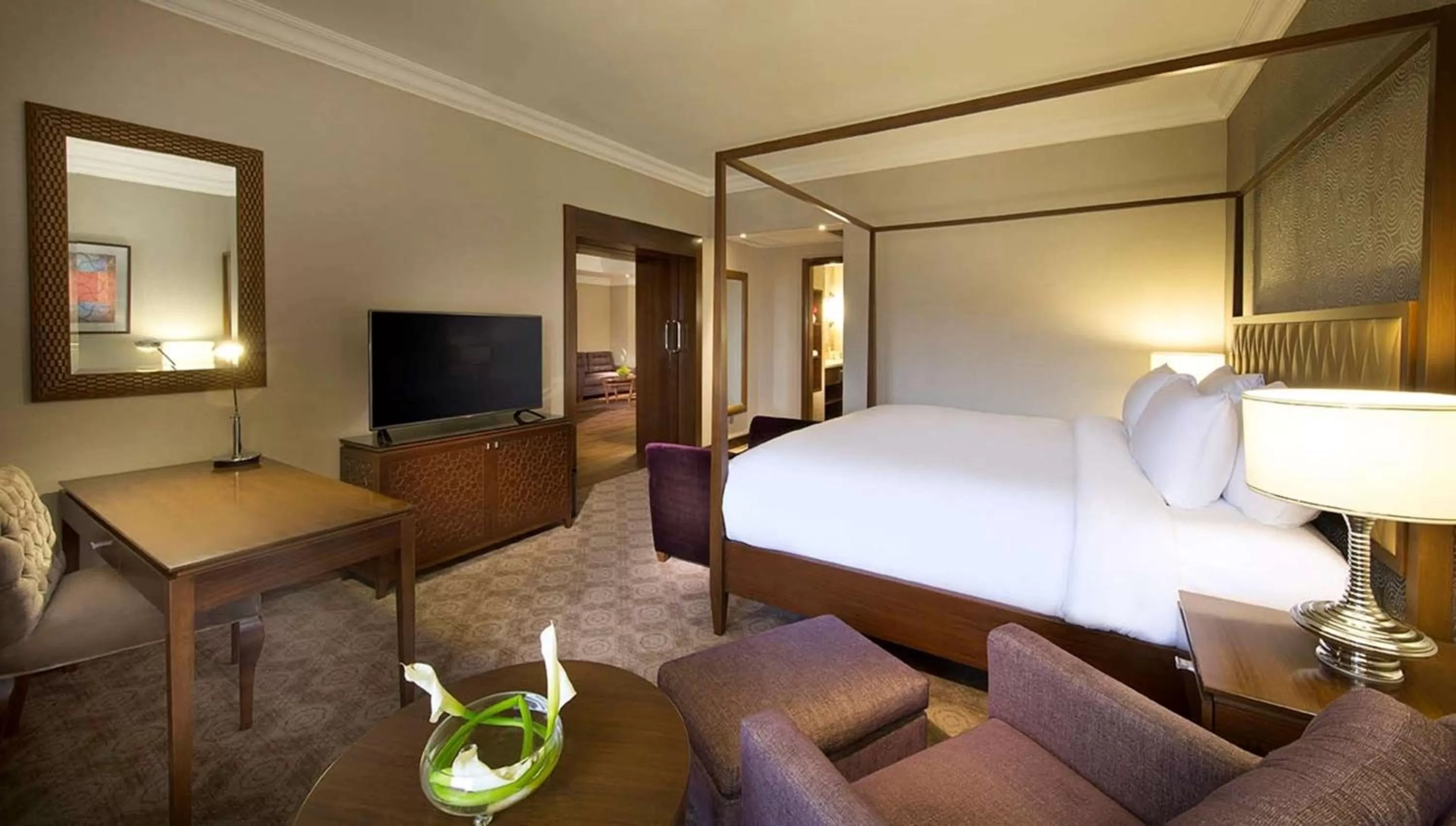 Bed in Hilton Alexandria King's Ranch Hotel